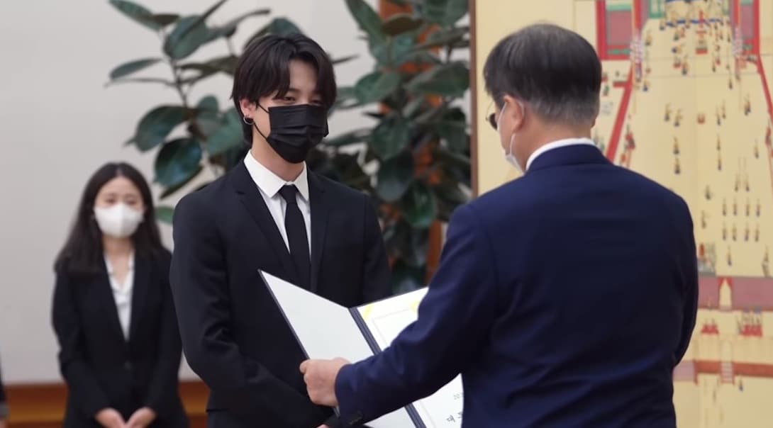文在寅總統(右)親自頒發任命狀給智旻。(翻攝自mydaily)