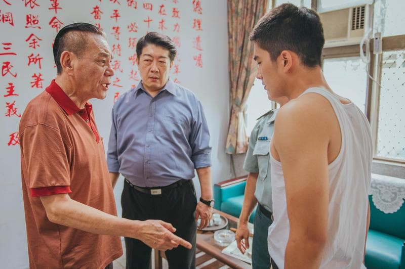 《刻在你心底的名字》票房1.03億,排名2020年國片票房亞軍,龍劭華在片中飾演曾敬驊父親,在警局內的追打戲是一鏡到底完成。(氧氣電影提供)