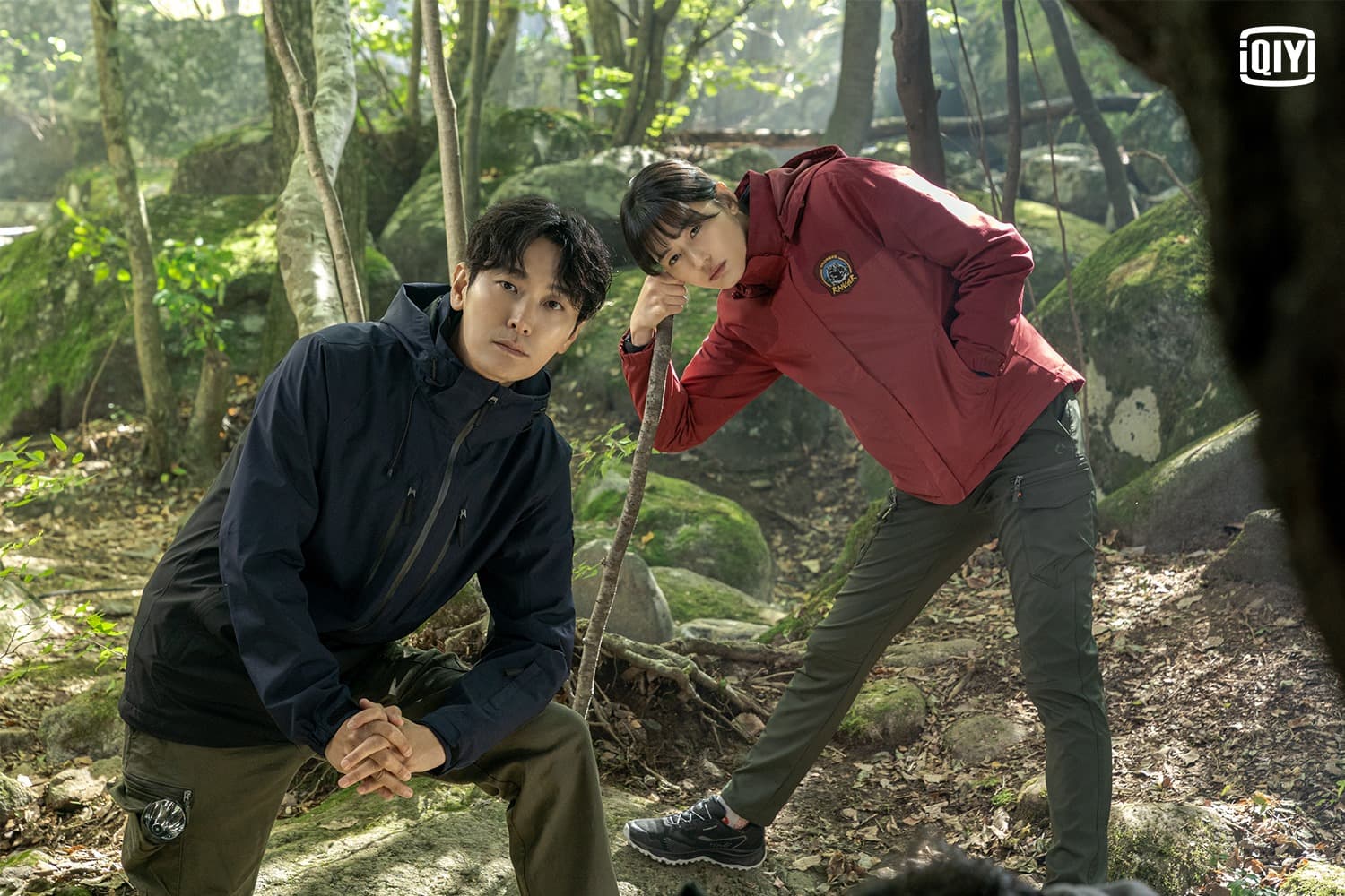 朱智勛(左)和全智賢繼《屍戰朝鮮2》再次合作,《智異山》中兩人是守林員前後輩的關係。(愛奇藝國際站提供)