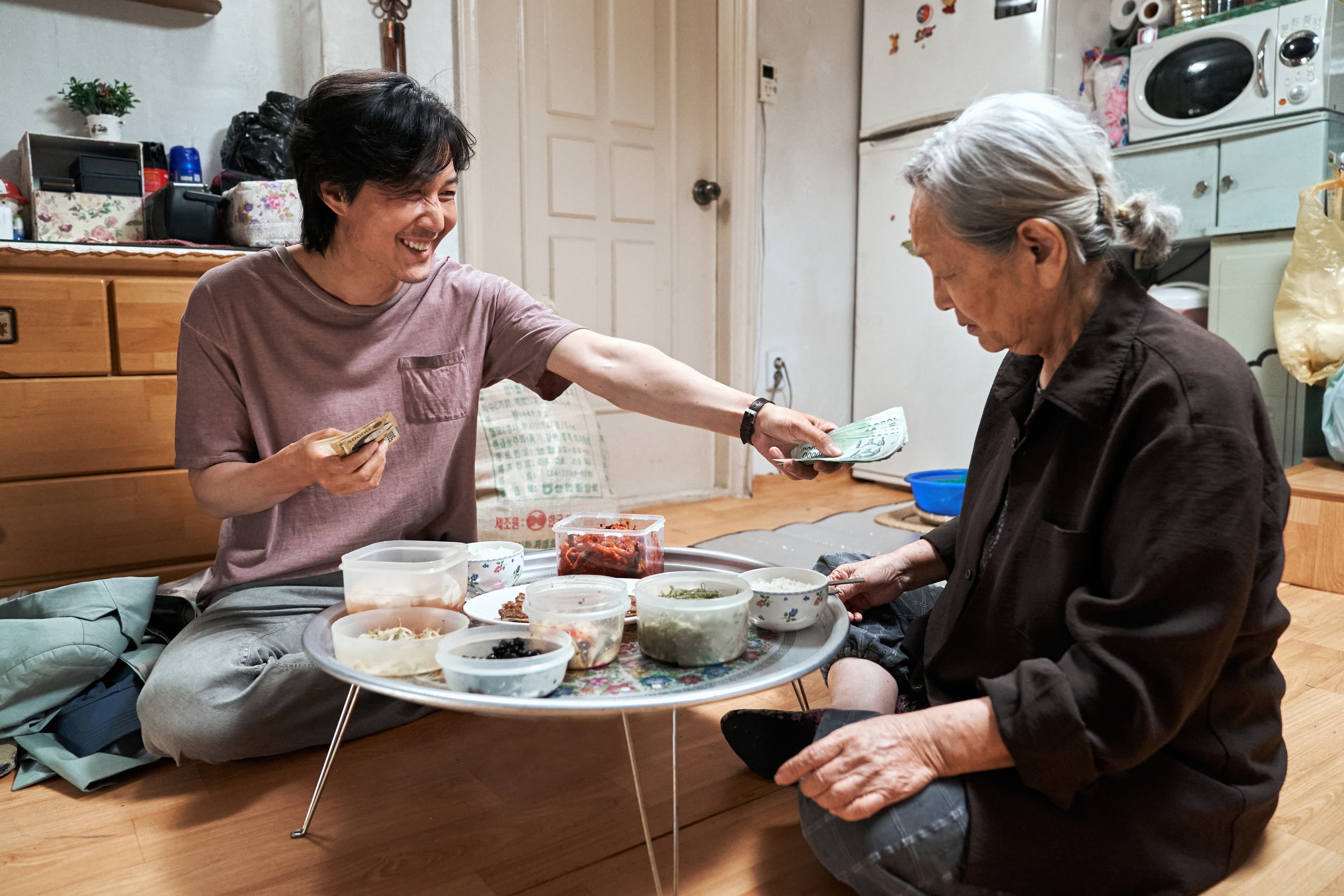 《魷魚遊戲》中李政宰與年邁老母一起生活。(Netflix提供)