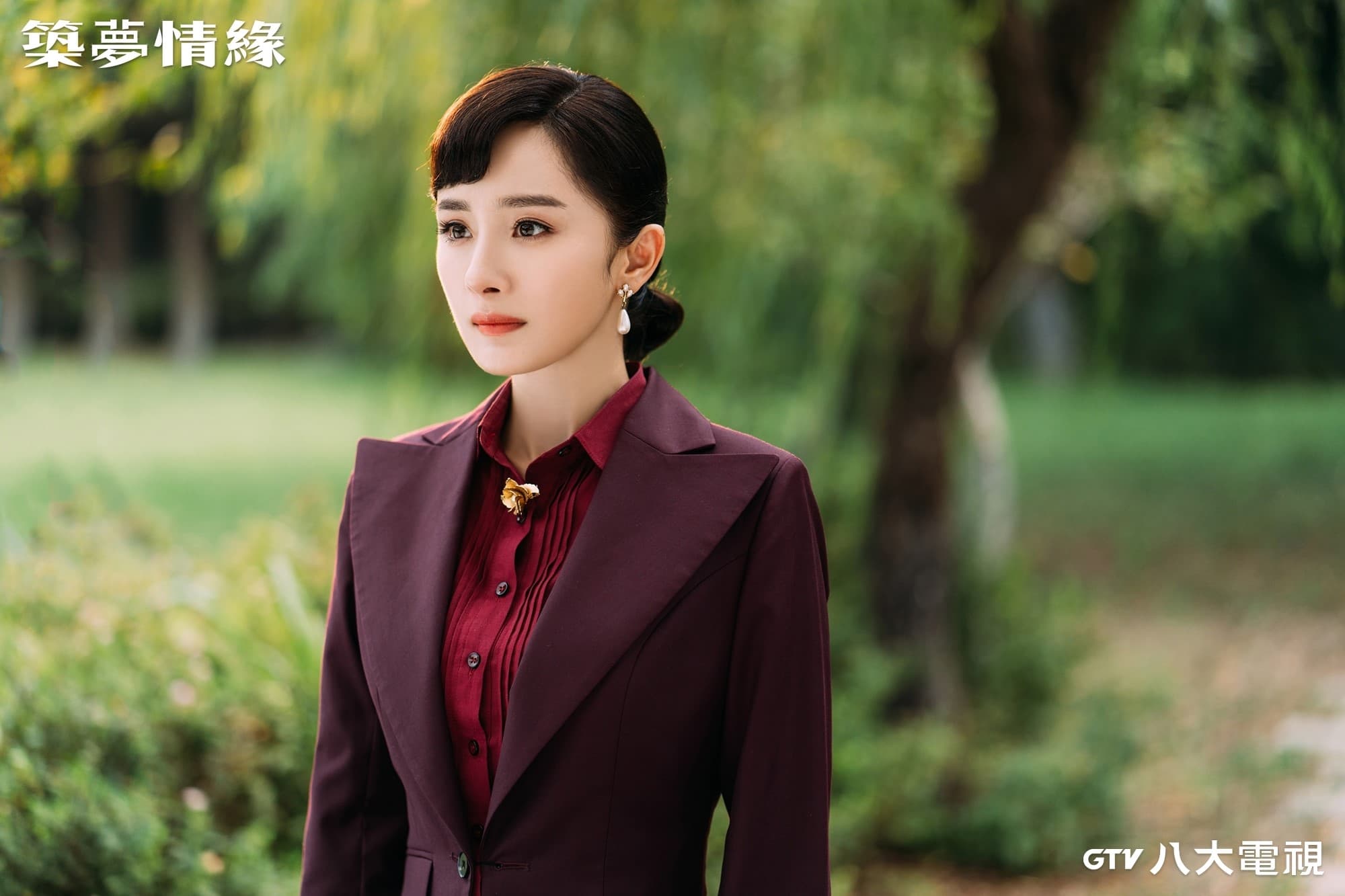 楊冪在《築夢情緣》中飾演一位思想前衛,敢愛敢恨,不服輸的人。(八大提供)