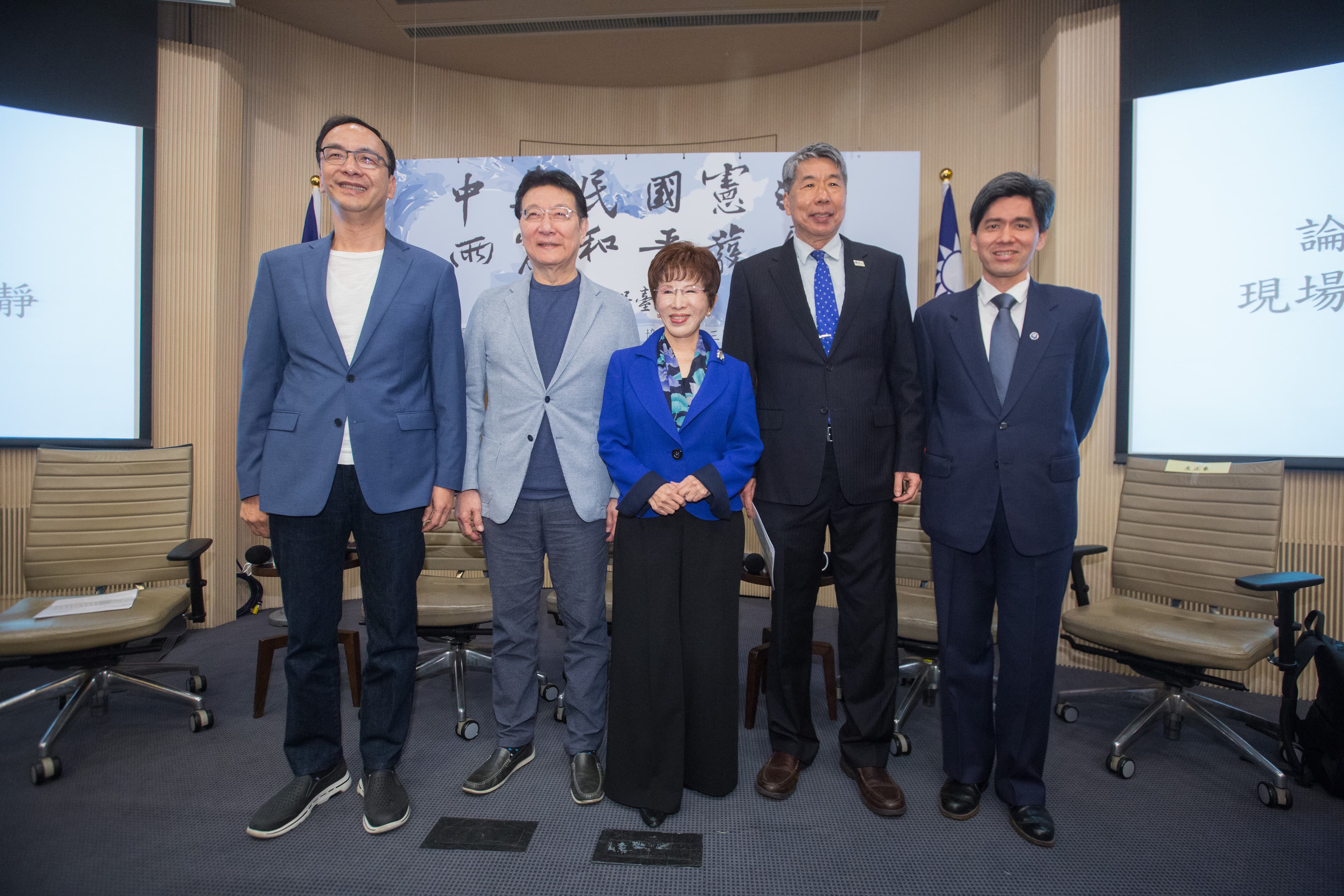 由於張亞中(右二)聲勢過高,中國方面透過管道授意洪秀柱(中)出手「節制」他,以不影響朱立倫(左一)的選情。(本刊資料照)