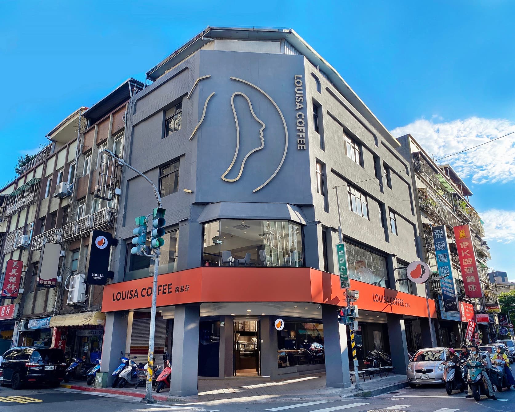 路易莎萬華東園店曾是英吉利鐘錶眼鏡行,有社區的共同回憶,在疫情間業績掉最少。(路易莎提供)