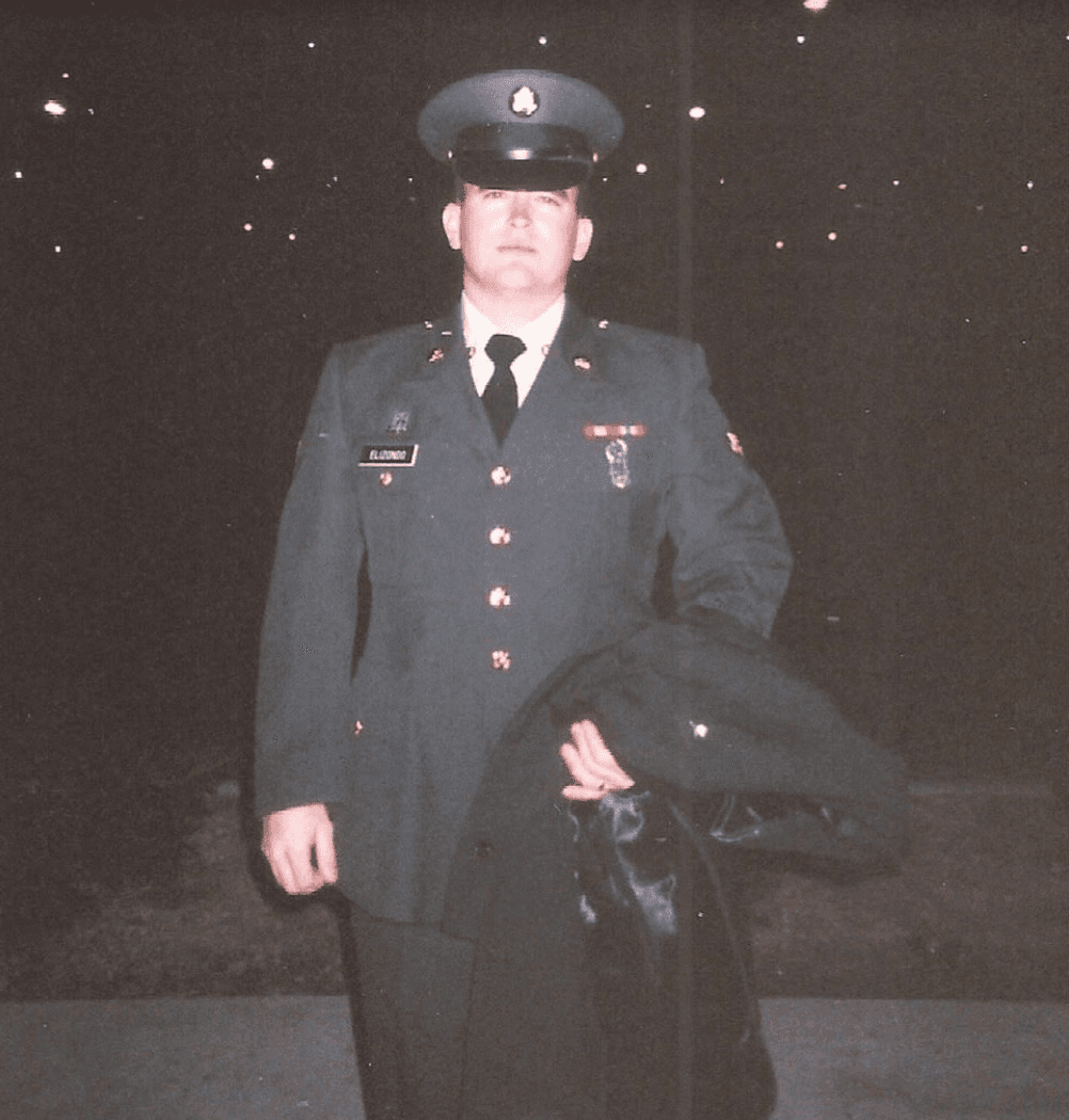 路易士曾任美軍軍官，退役後進入五角大廈任職。（翻攝Luis Elizondo推特）