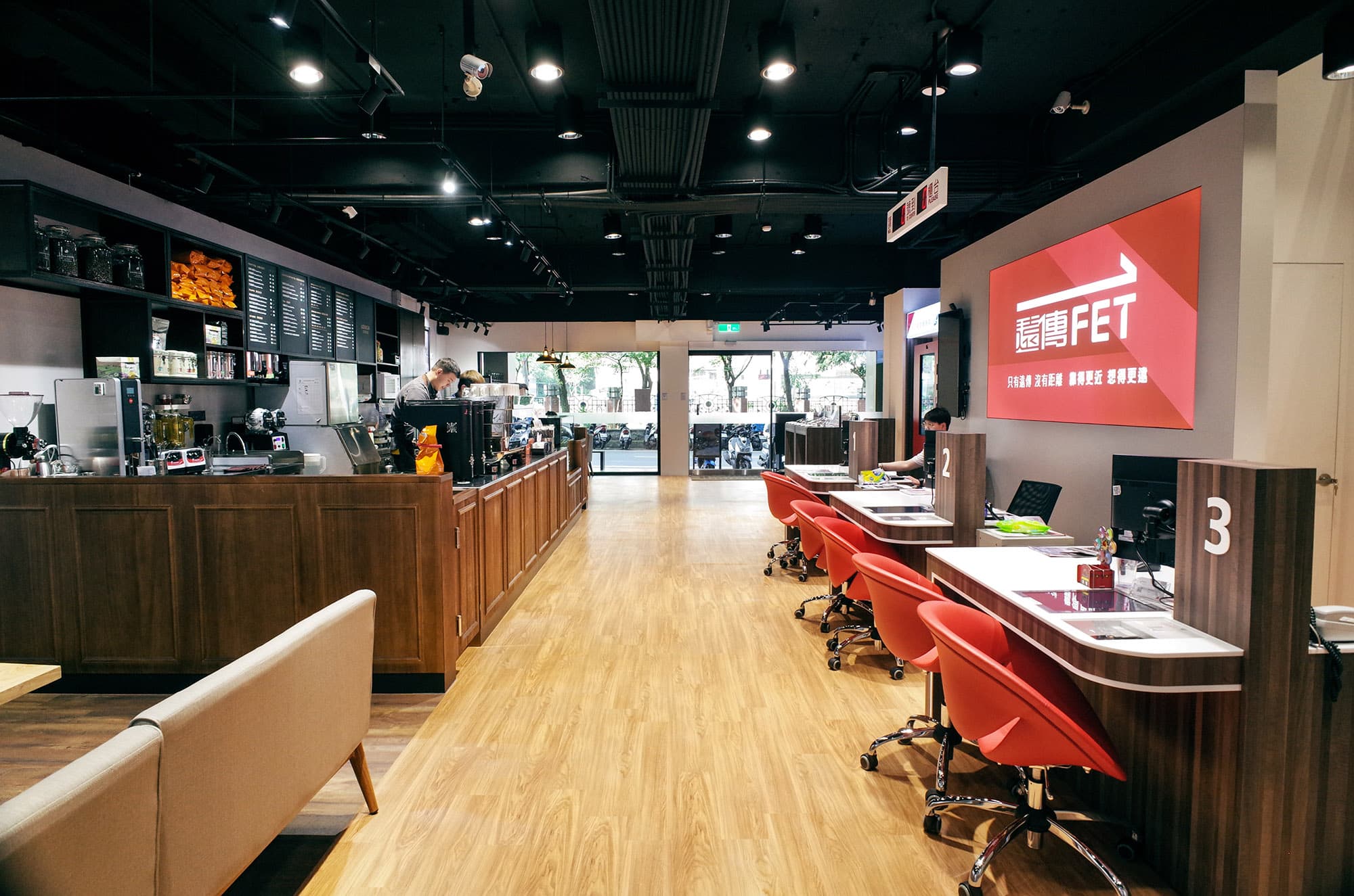 部分遠傳電信門市看得到路易莎進駐,以店中店形式合作。(圖為中壢實踐複合體驗門市,路易莎提供)