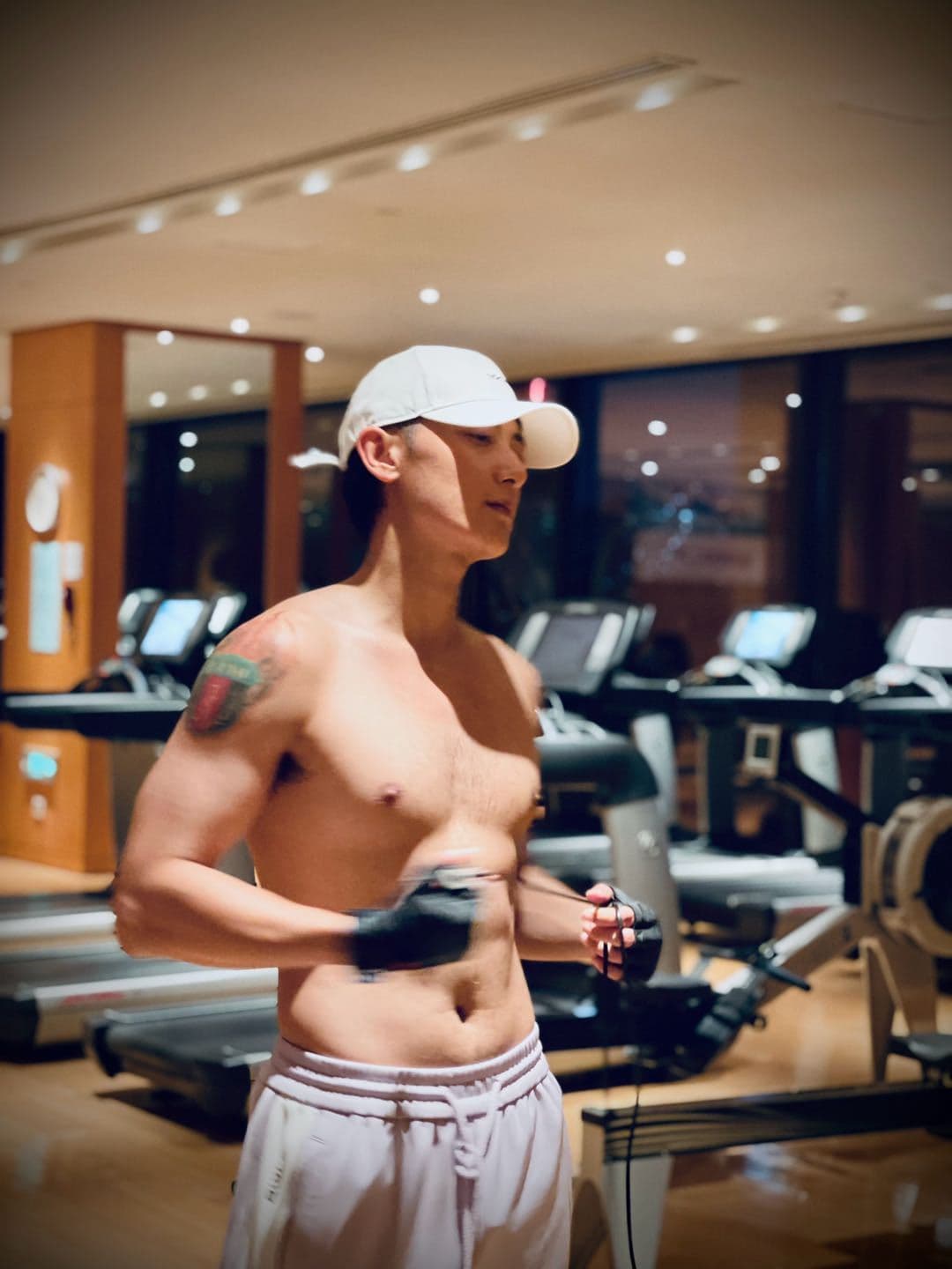 之前經常畫濃妝的黃子韜,日前也曬出健身照展現男人氣概。(翻攝黃子韜微博)