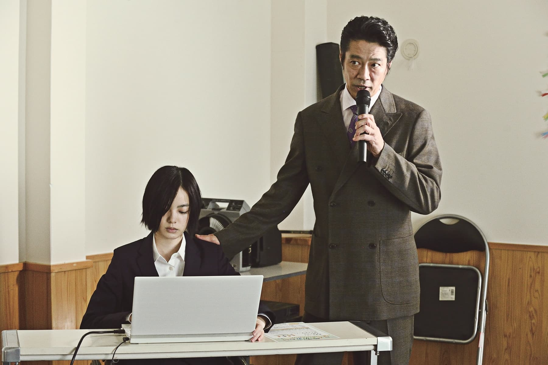 平手友梨奈(左)在《殺手寓言:殺手不殺人》飾演和堤真一同住的輪椅少女,兩人都是續集中的關鍵角色。(采昌國際多媒體提供)