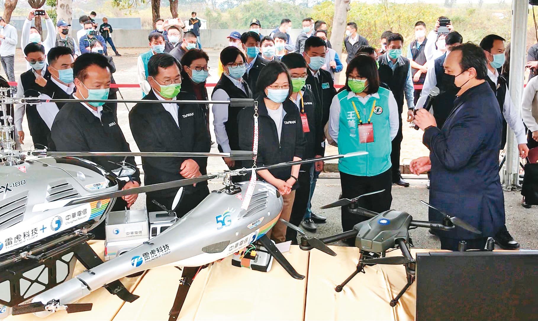 府挺無人機產業,日前在嘉義縣設立「中科院民雄航太園區」,挹注國家資源及技術,打造「無人機產業園區」。圖為總統蔡英文親訪。(翻攝雷虎科技臉書)
