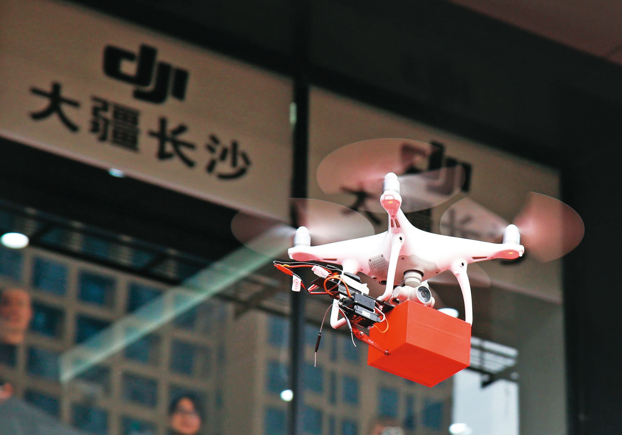 中國大疆(DJI)多軸無人空拍機全球市占高達7成以上,但今年初被美國列入貿易黑名單。(東方IC)