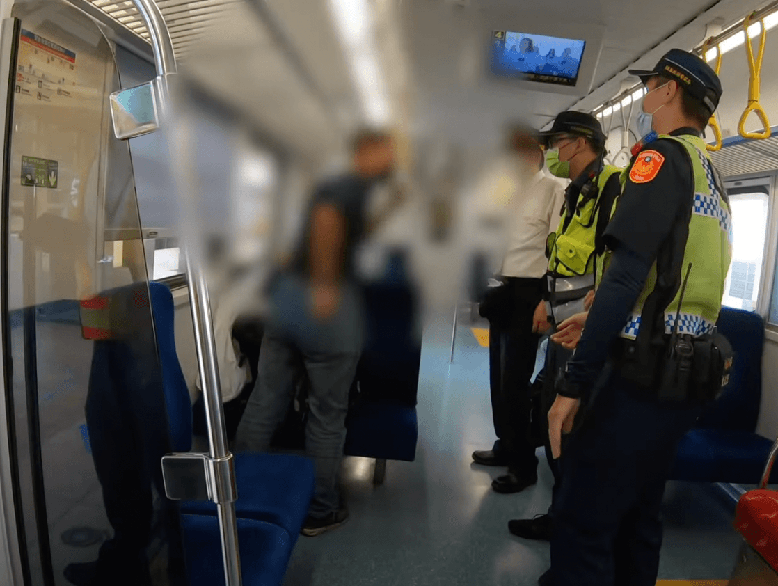 該名乘客在台鐵車廂內不斷強調自己是台大法律系畢業,還不配合驗票,最後被強行請下車。(Dukoff血汗臺鐵 授權提供)