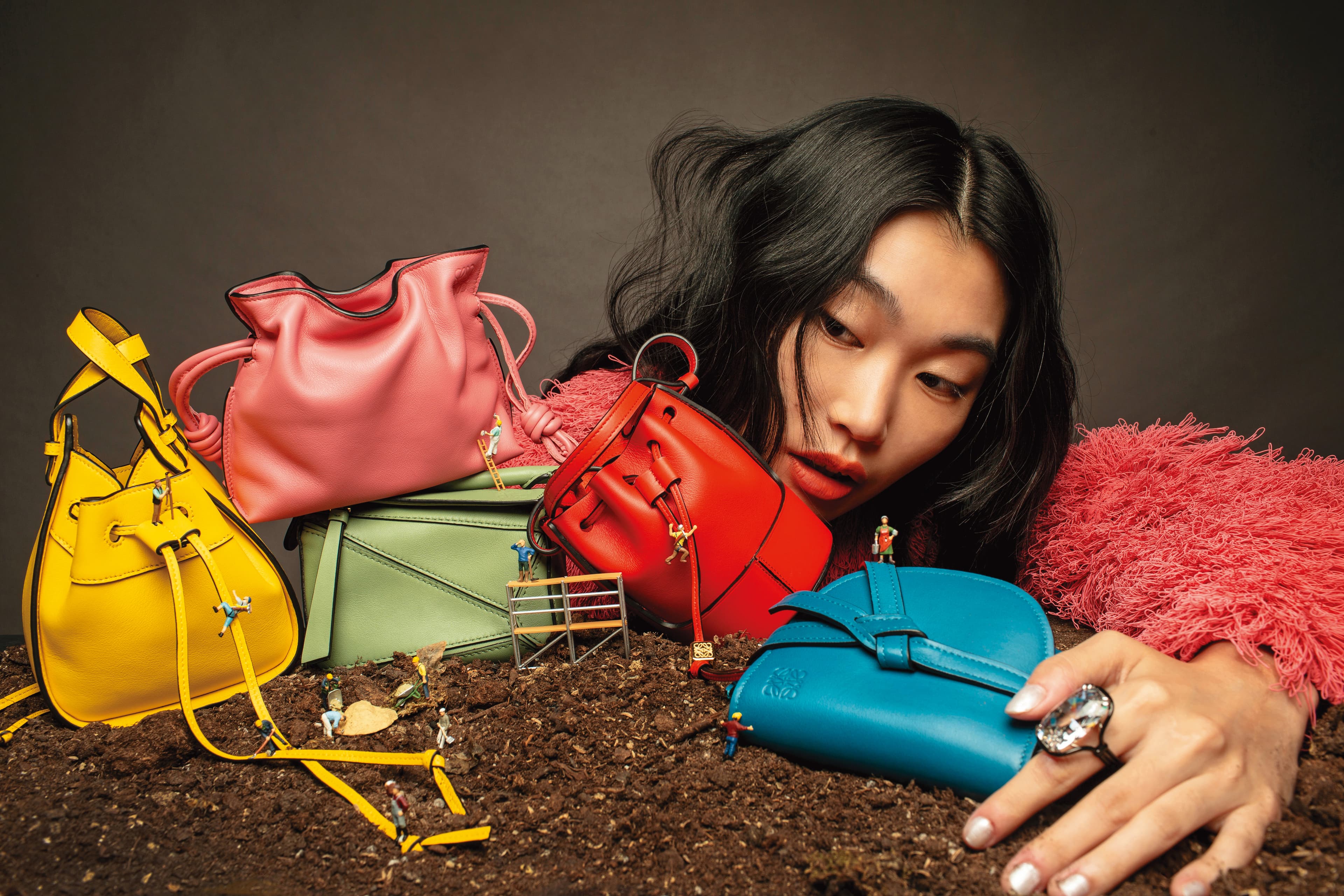 經典包款珍藏禮盒 NT$255,000 by LOEWE。粉色線圈毛毛大衣 NT$204,700 by BOTTEGA VENETA Harmonia。水晶戒指 NT$8,490 by SWAROVSKI。
