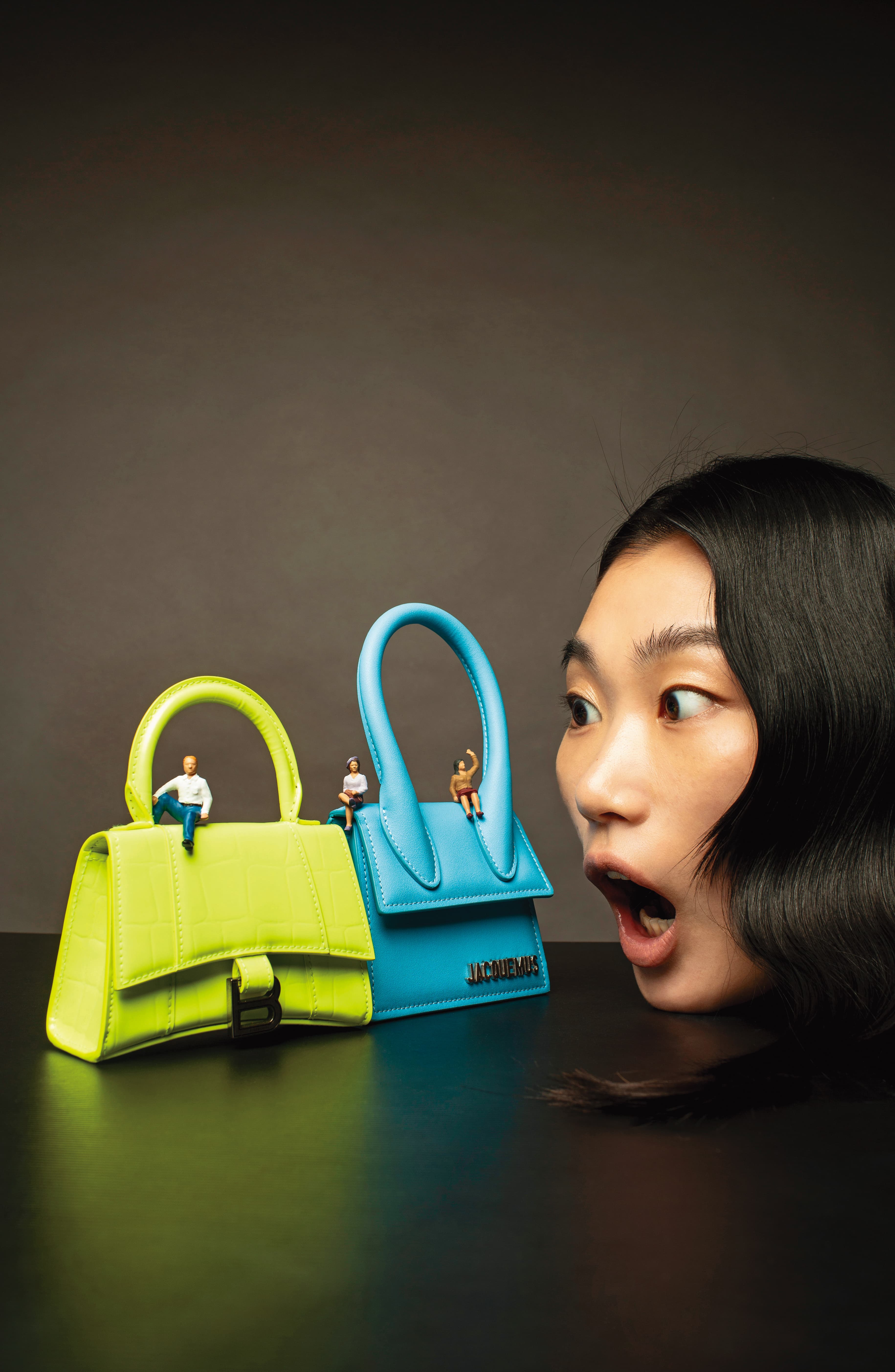 JACQUEMUS藍色迷你單把小包 NT$18,980 by ART HAUS。螢光黃Hourglass Mini Top Handle超迷你沙漏包 NT$34,900 by BALENCIAGA。