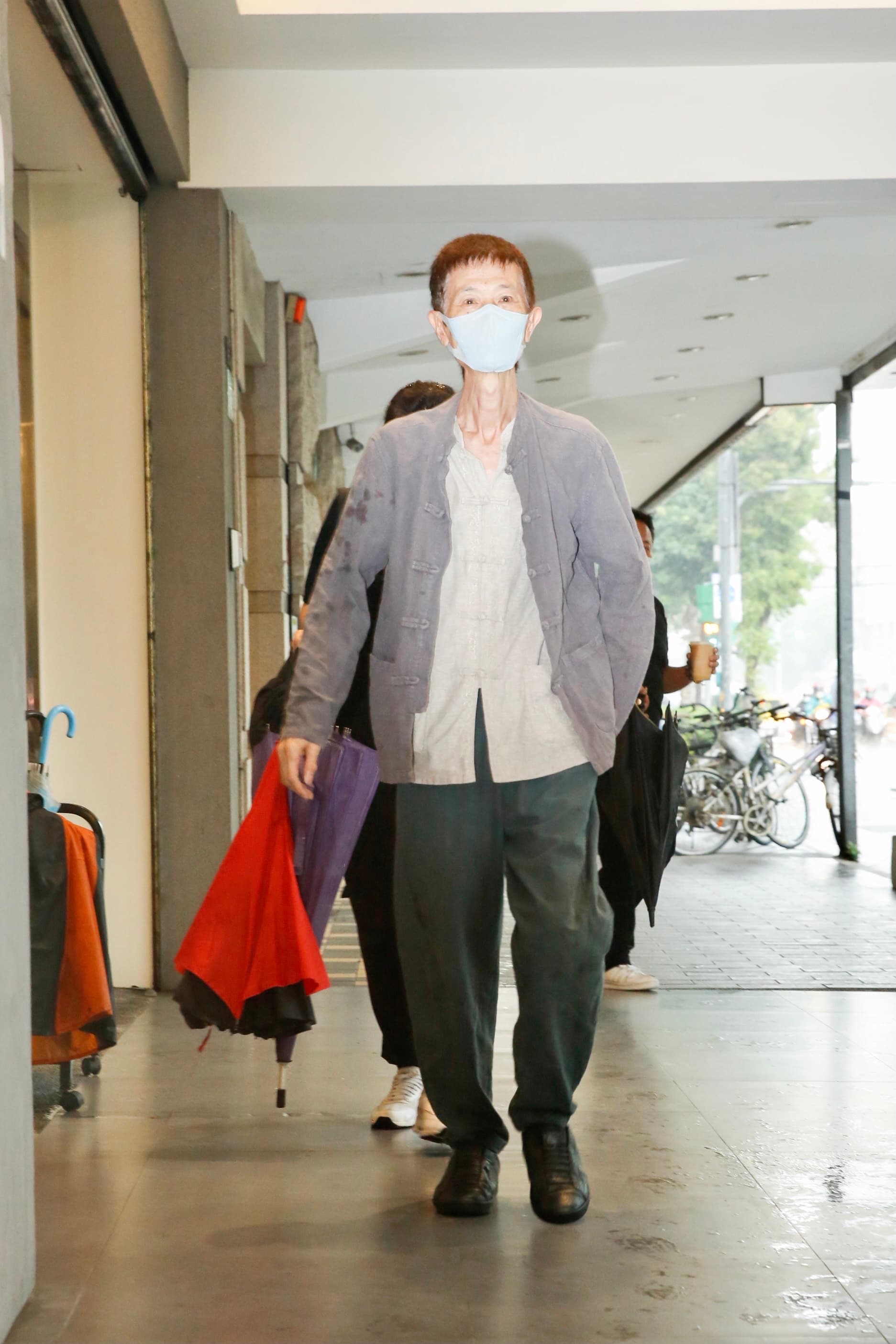 小龍劭華兩歲的阿西聊起身體狀況,自嘲「目前還走不了」。