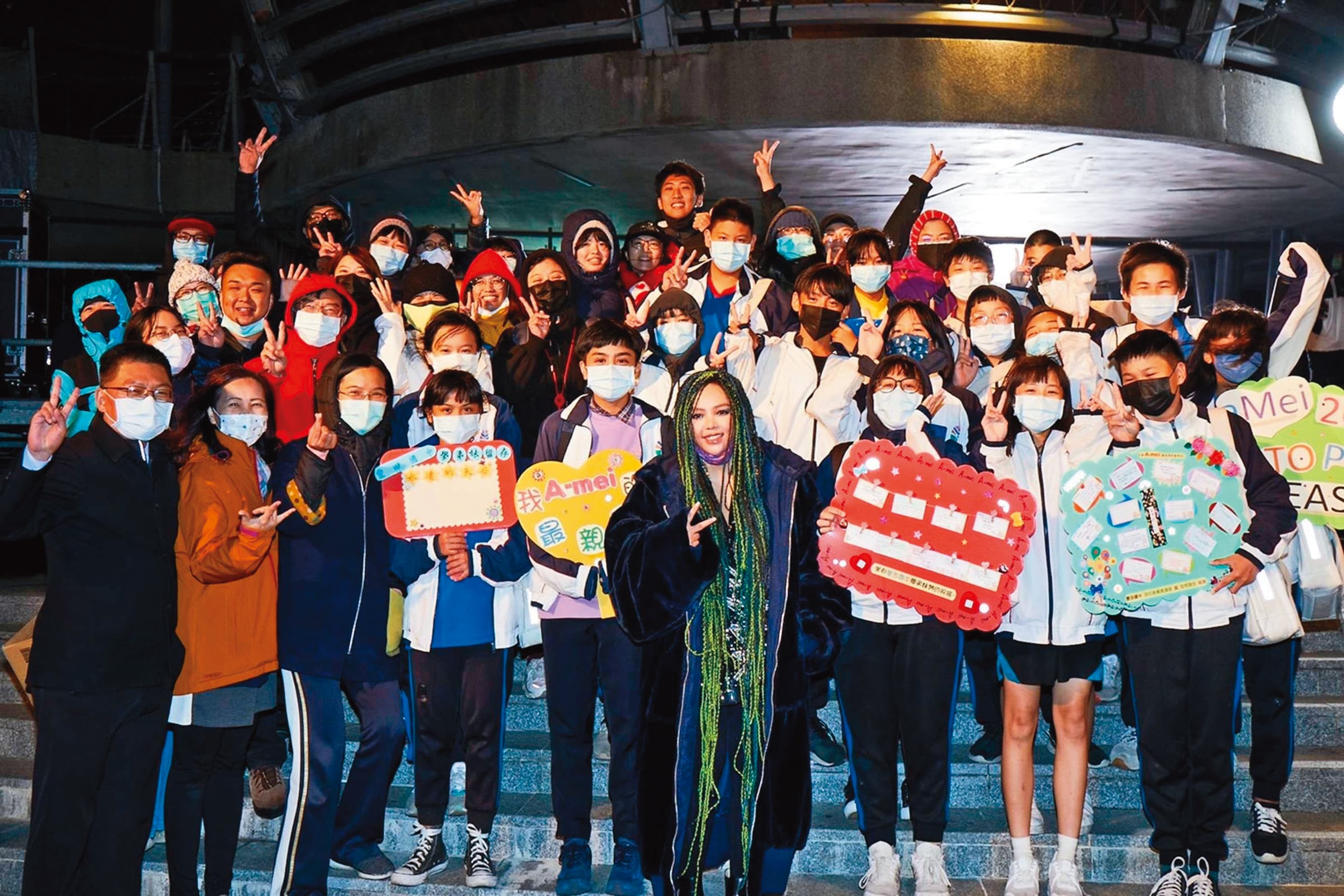 阿妹(前排右四)在台最近一次活動,已是在台東的跨年演唱會,也因次數稀少,她每每出場,都讓眾多粉絲期待。(聲動娛樂提供)
