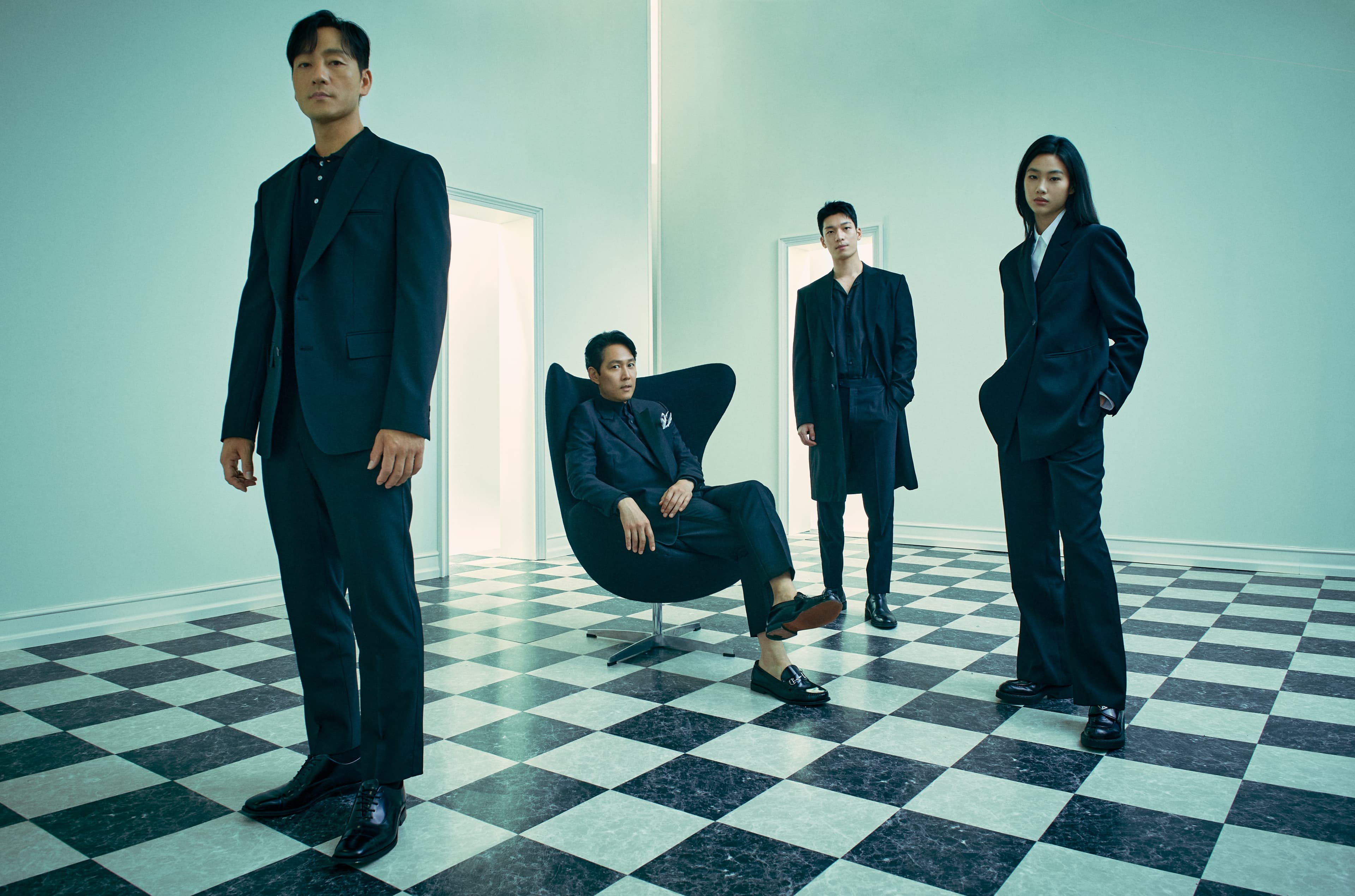 《魷魚遊戲》除了李政宰(左二)、朴海秀(左一)還有觀眾喜愛的魏嘏雋與鄭好娟。(Netflix提供)
