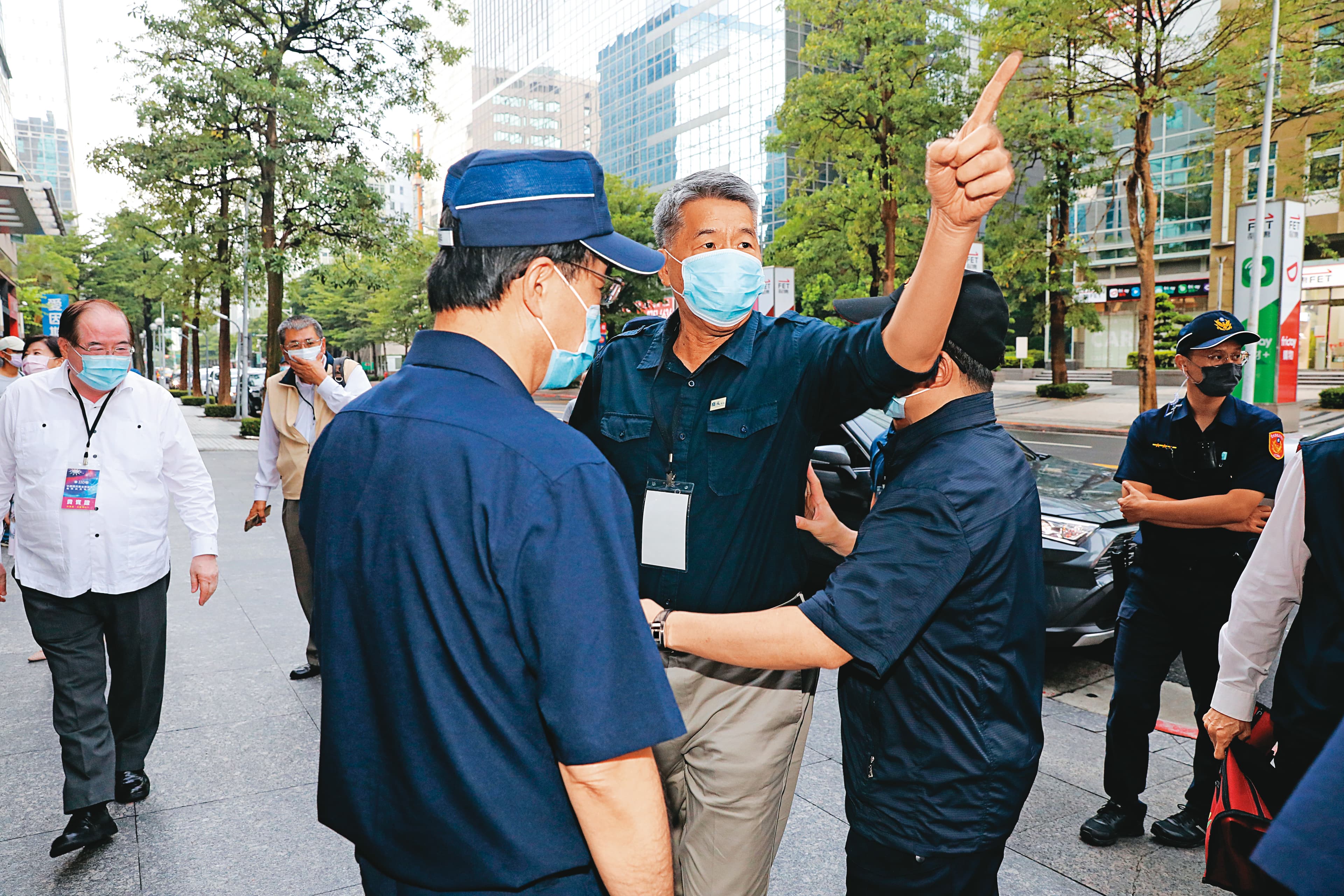 張亞中(中)15日接受本刊專訪,直言朱立倫及江啟臣的兩岸論述,都無法解決當前問題。圖為國民黨4日舉行主席政見會,張亞中與場外綠營支持者對嗆。