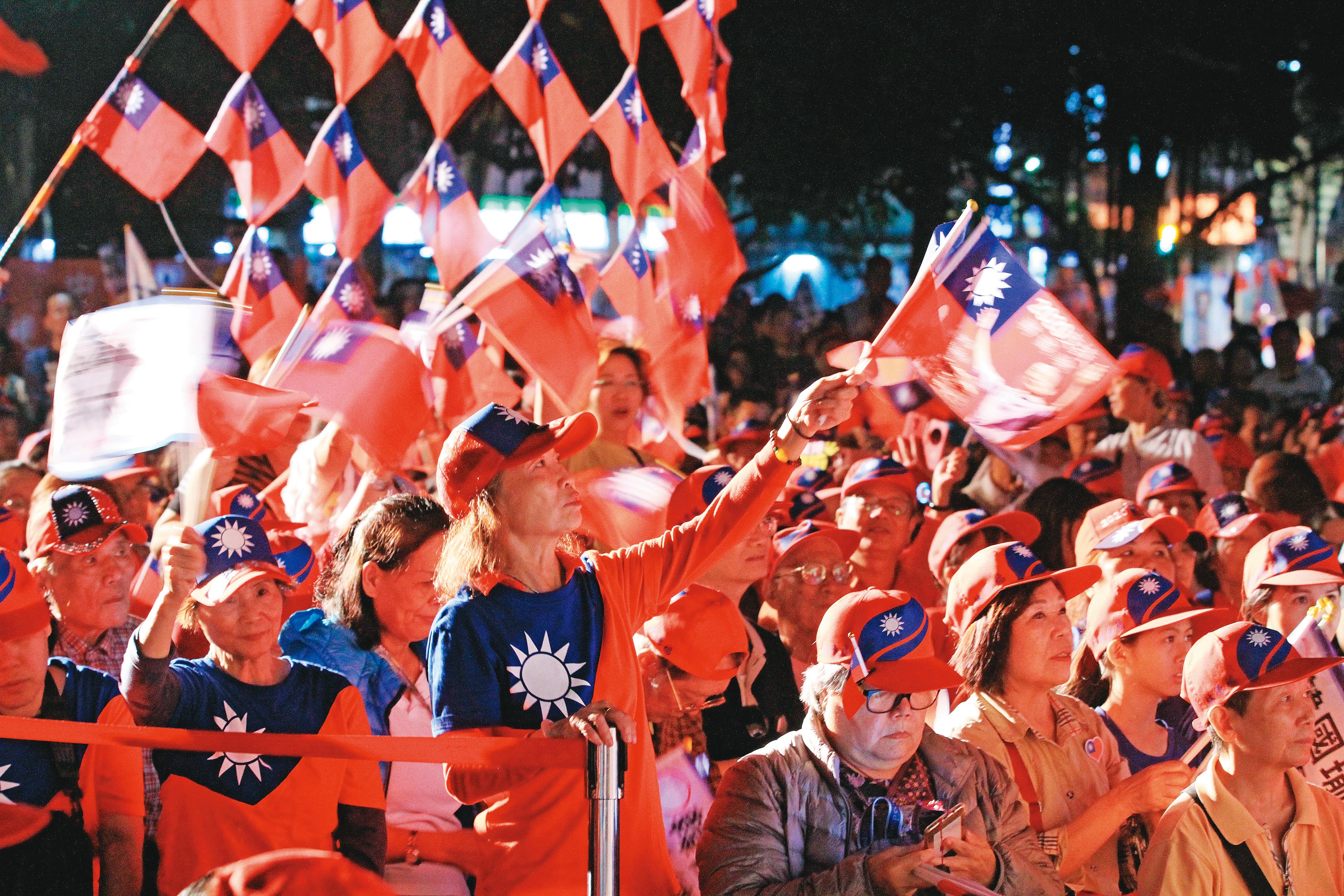 面對2024年總統大選,張亞中提出他的勝選方程式,即是「天王+團結+和平備忘錄」。圖為2019年大選前國民黨造勢活動。