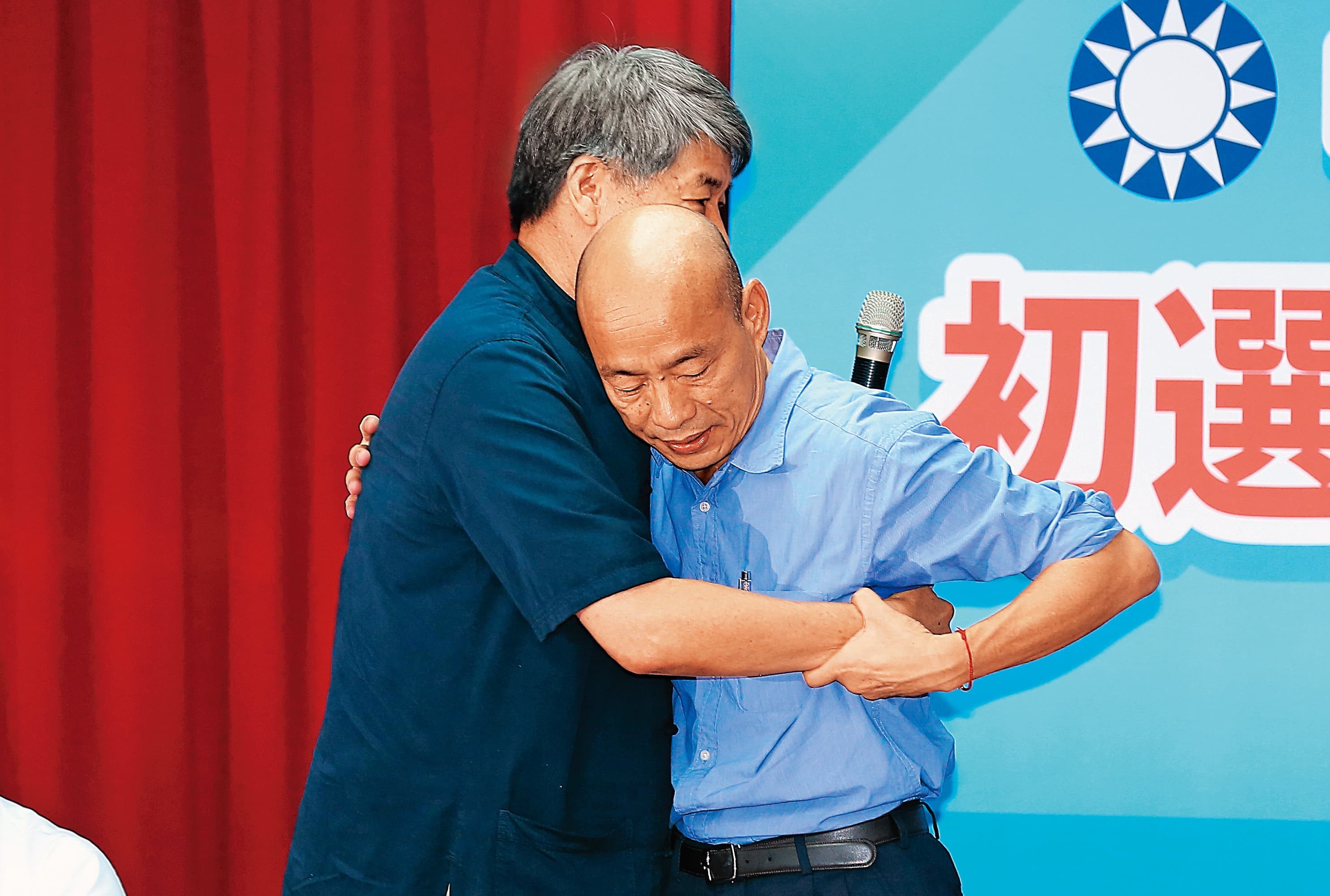 主張「一個中國」原則的張亞中(左),深獲黨內深藍黨員支持,更承接了不少韓國瑜(右)的支持者。圖為2019年國民黨總統初選。