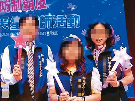 張女(右)時常接受學校表揚或參與校務活動,在地方教育圈內相當活躍。