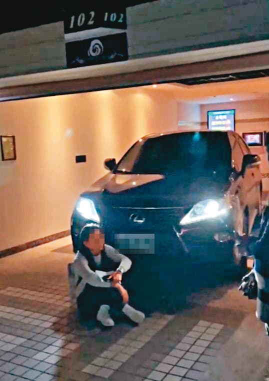 「肉身擋車」張女與陳姓人夫上摩鐵幽會被陳妻抓包,陳妻還以肉身阻擋張女車輛。(讀者提供)