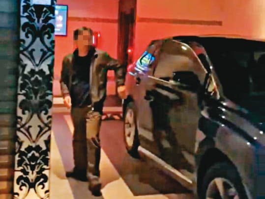 「人夫逃離」陳姓人夫見到妻子上門抓姦,立刻下車快步離開現場。(讀者提供)
