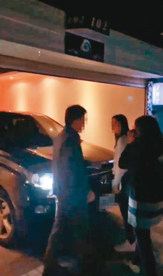 陳妻與丈夫、張女3人在摩鐵車庫前對峙,事後陳妻即對張女提告。(讀者提供)
