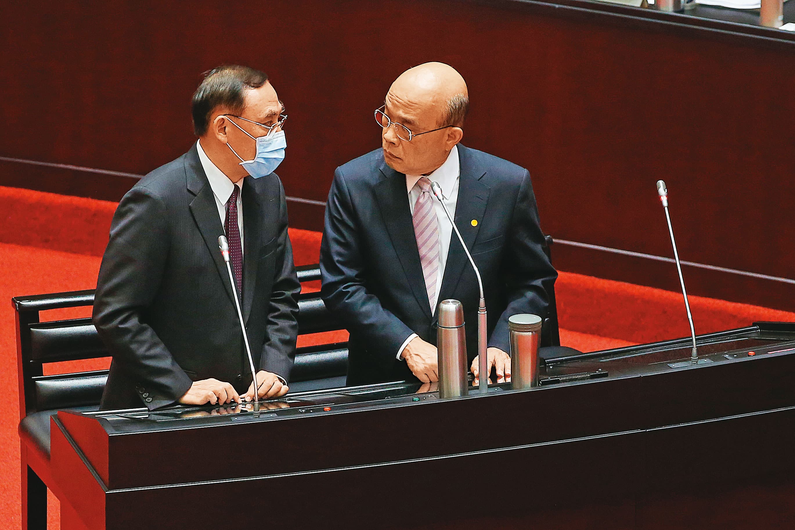 行政院長蘇貞昌(右)本月主持中央廉政會報,要求法務部長蔡清祥(左)對於綠能蟑螂恐嚇勒索廠商,務必要全力剷除。