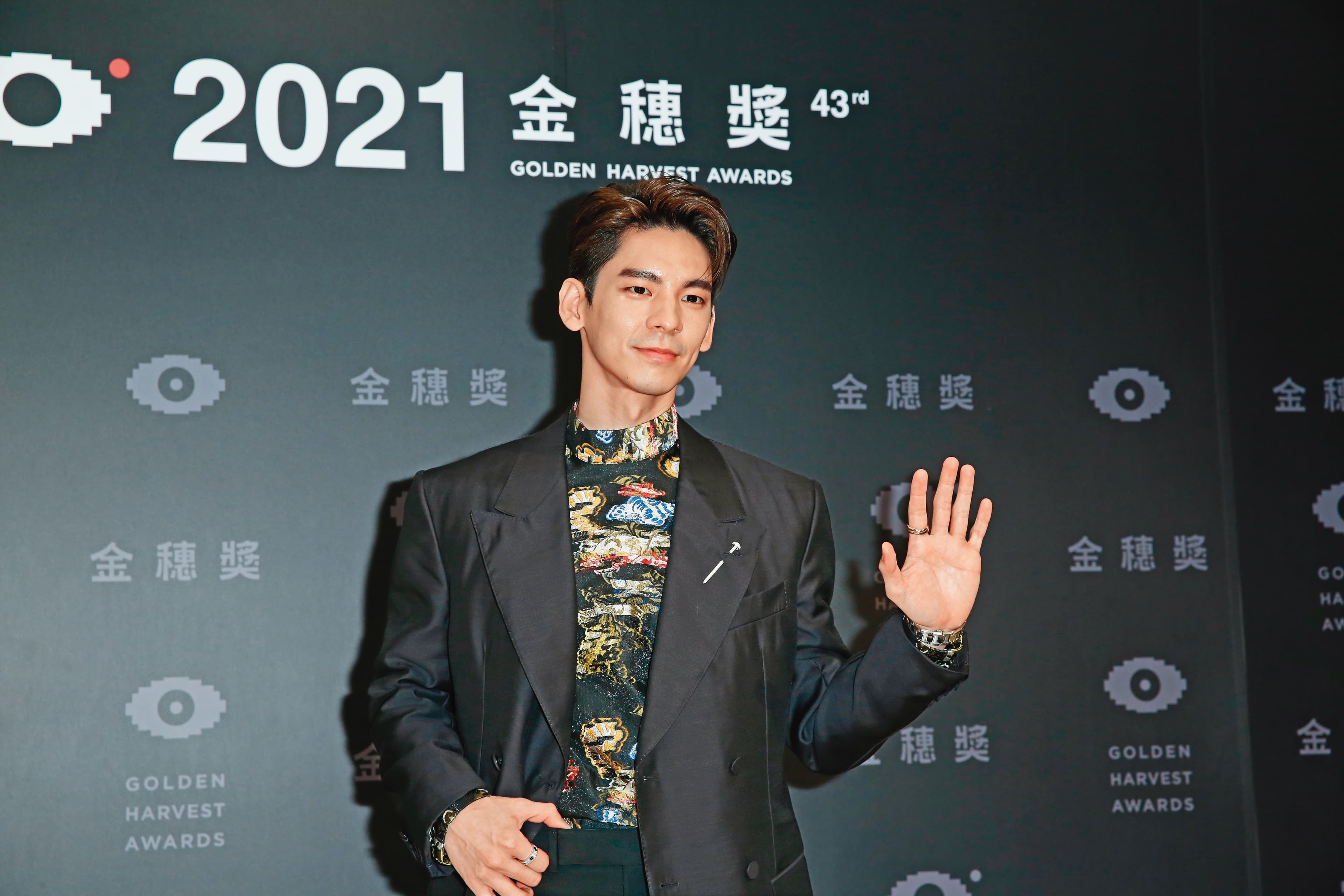 林柏宏一隻手秀戒指與手錶,另一隻手尬插在腰間,對於贊助廠商很有交代。