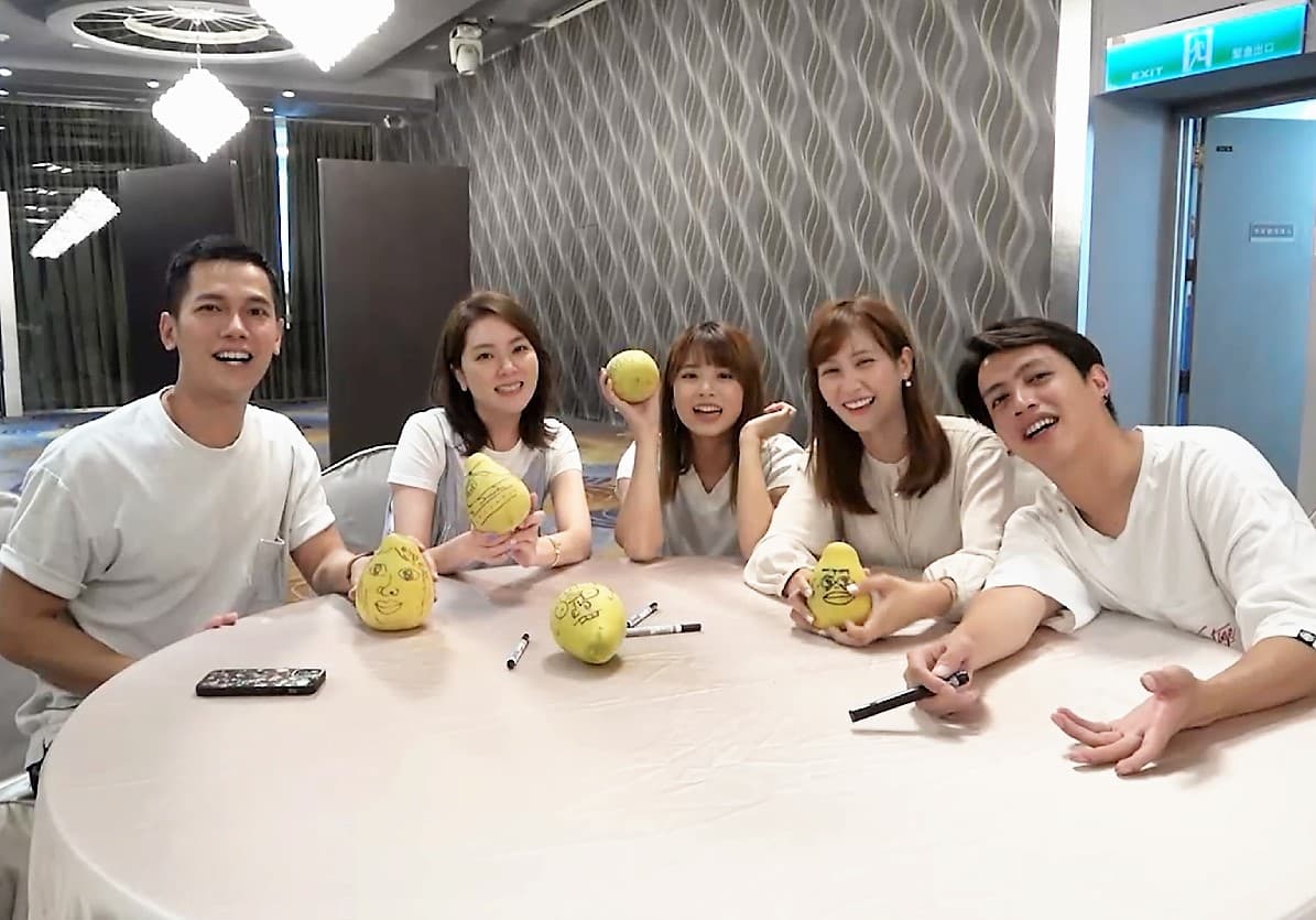 梁瀚名(左起)、楊雅筑、王上菲、鄭亞、鯰魚哥中秋比賽畫柚子。(TVBS提供)