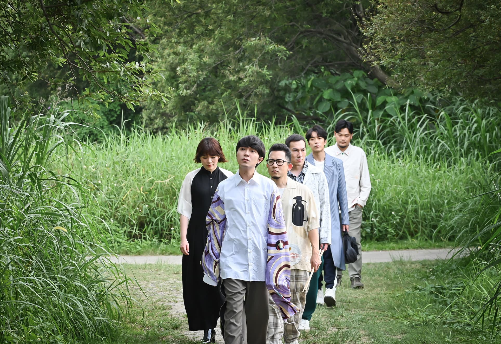 在戶外拍攝MV,偏偏又是長袖衣物,原本導演想要家凱跳池塘,但就如青峰(前1)所言,家凱(後2)可是撕不掉偶包。(環球提供)