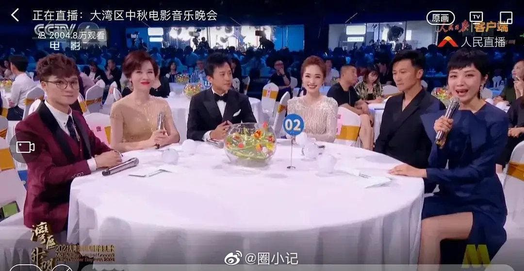 謝霆鋒在台上介紹王菲演唱時面無表情，故意一副事不關己的模樣。（翻攝自微博）