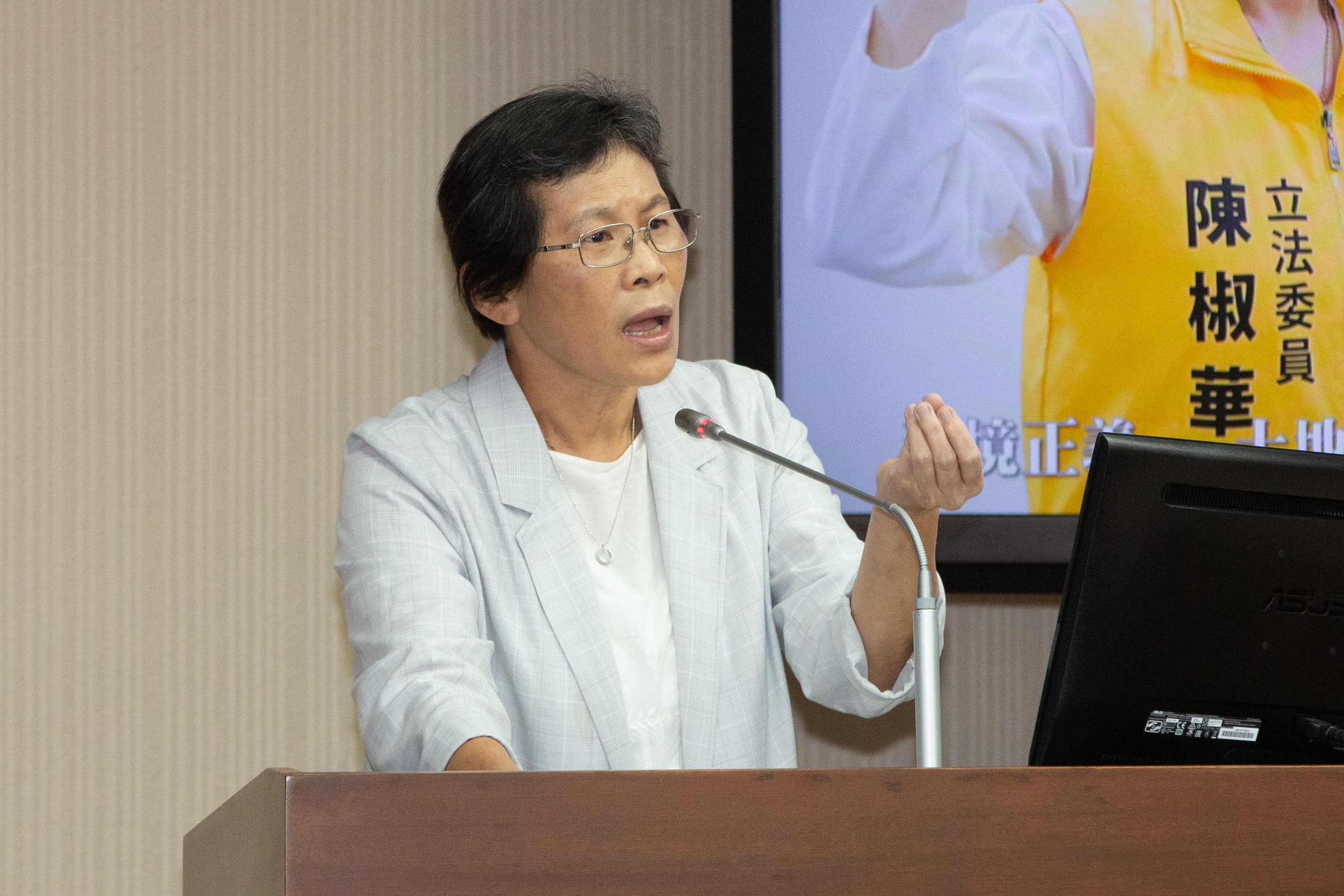 時代力量立委陳椒華認為,指揮中心放寬3+11政策卻沒有會議記錄,無法對人民交代。(本刊資料照)