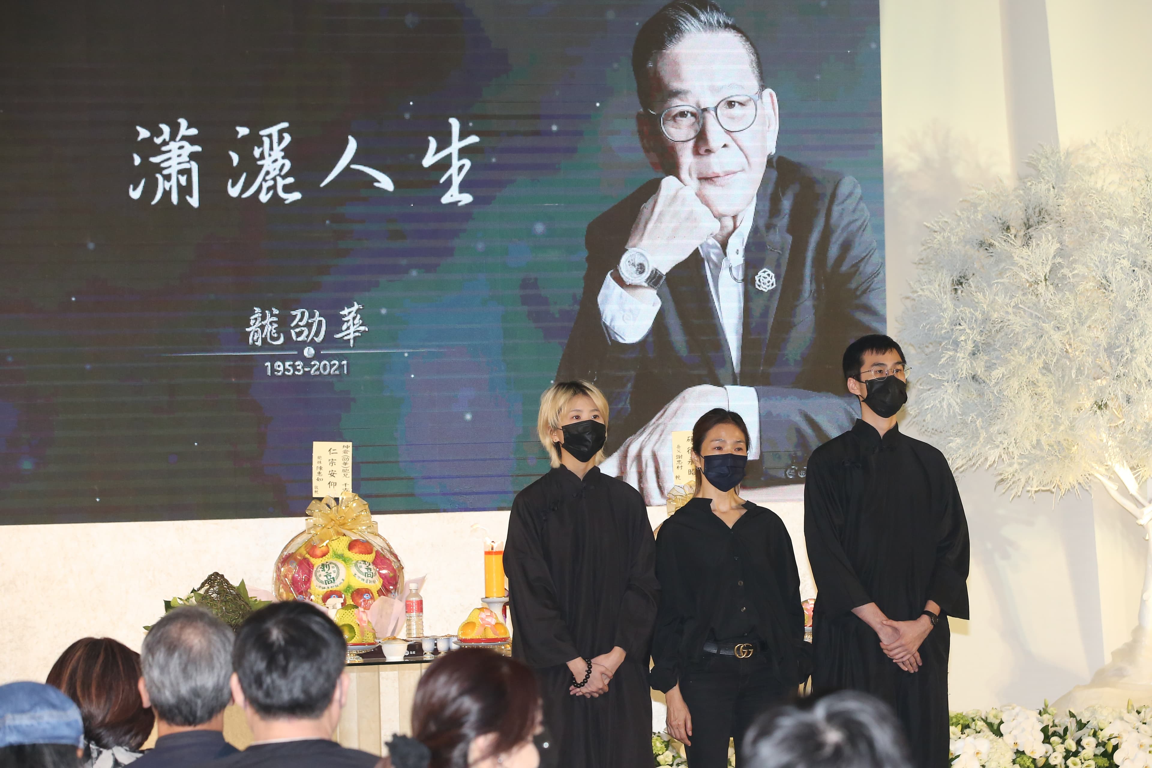 龍劭華女兒陳璇（左起）、遺孀謝雪貞、兒子陳威佐。