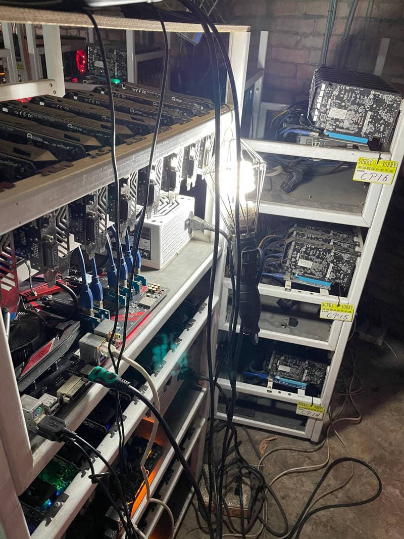 刑事局電偵大隊陸續在台中、彰化等地,查獲8處涉嫌竊電的挖礦機房,查扣電腦1,824部。(讀者提供)