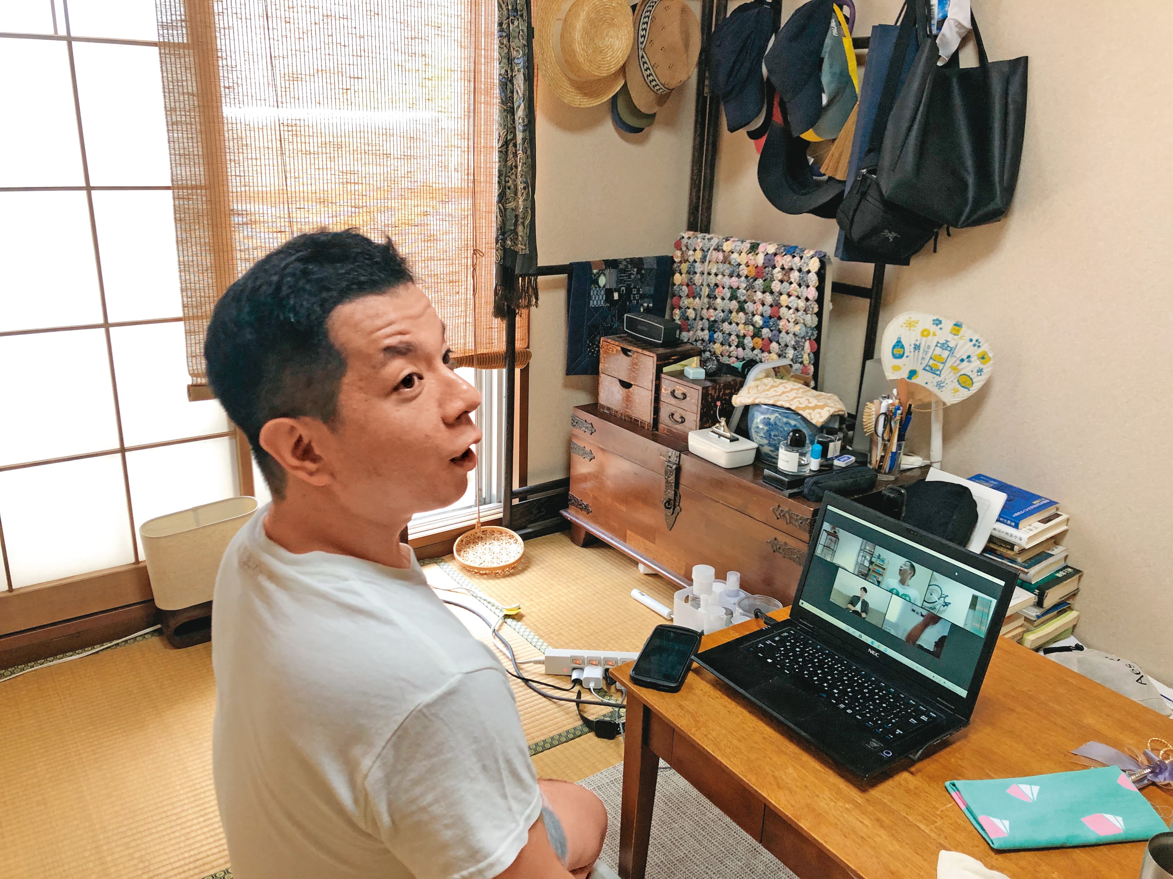 日籍演員歐陽MAMA從日本住處與台灣團隊連線拍攝，網路穩定度成為一大考驗。（Video Market 、Rakuten TV提供）