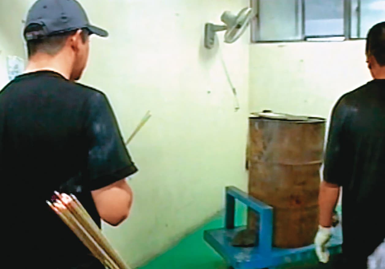 張兒(左)手拿香向鐵桶祭拜,祈求父親能協助警方破案。(東森新聞提供)
