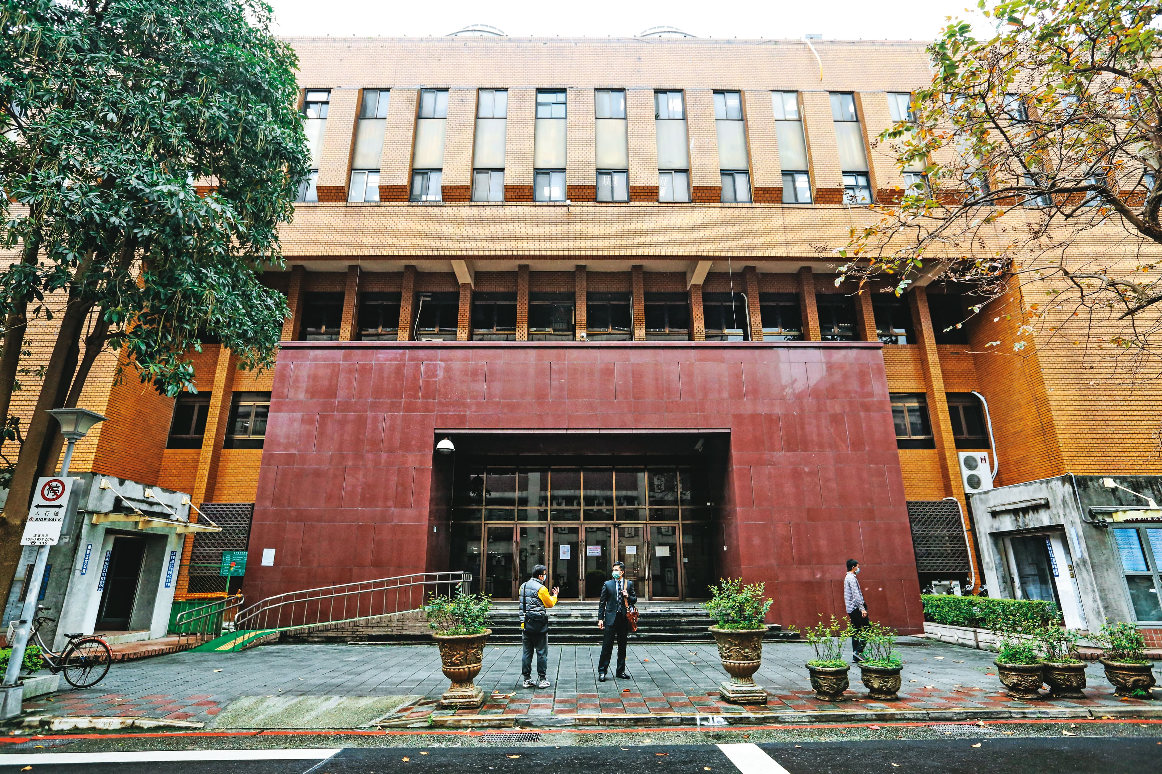 台北地院(圖)認定許男隱瞞已婚身分,以結婚為前提騙單身女交往還詐財,判刑2年。