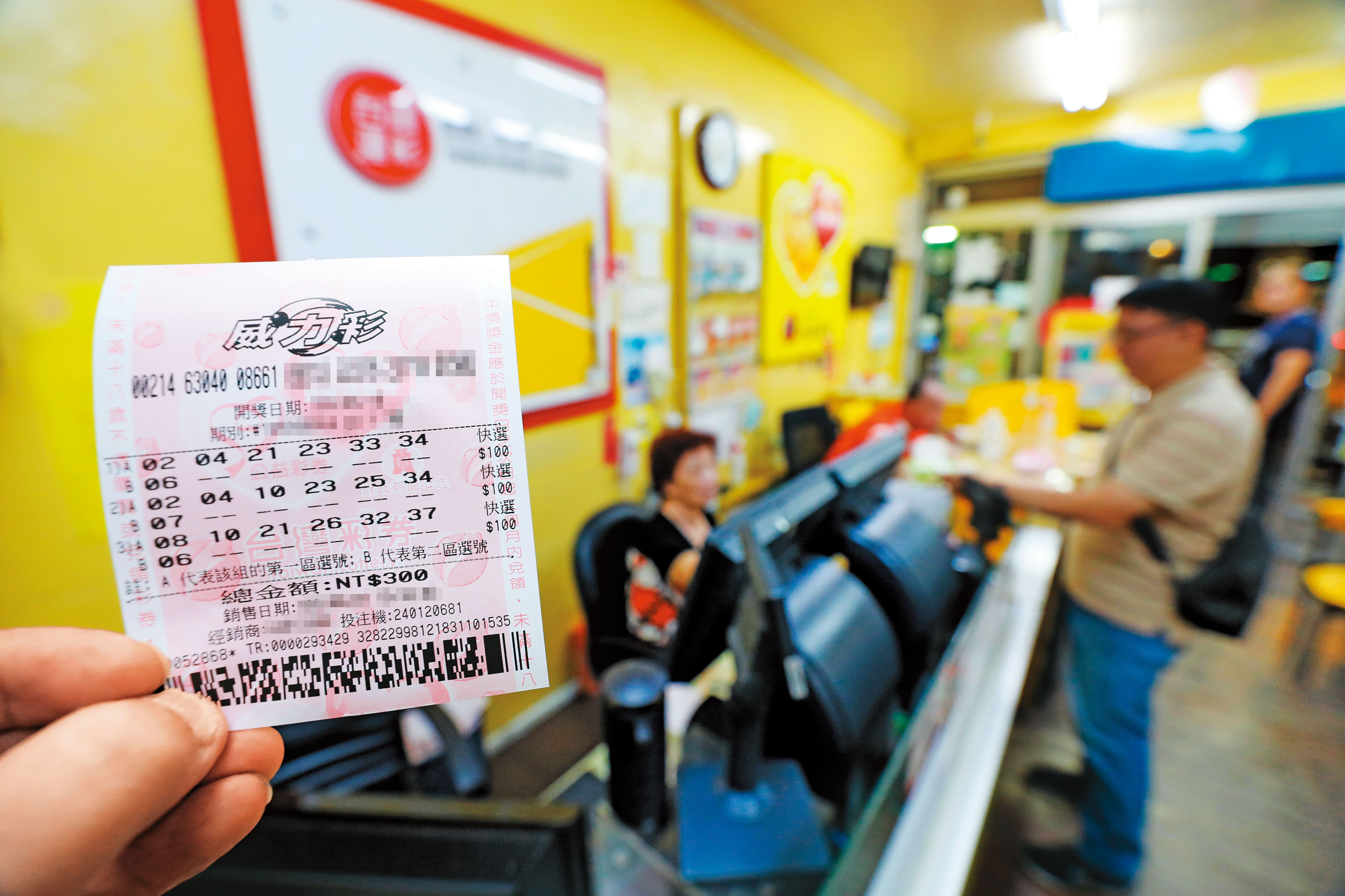 許男與鄭女交往後,曾花女生四萬餘元買彩券。示意畫面。