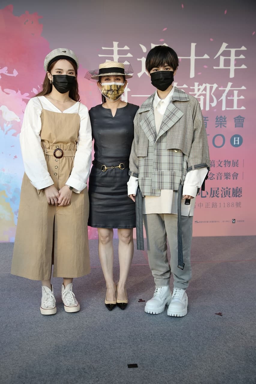 陳若葵女士(中)鼓勵新生代歌手魏嘉瑩(右)及桃漾之星冠軍歌手田宇庭在歌壇有好成績。(典選音樂提供)