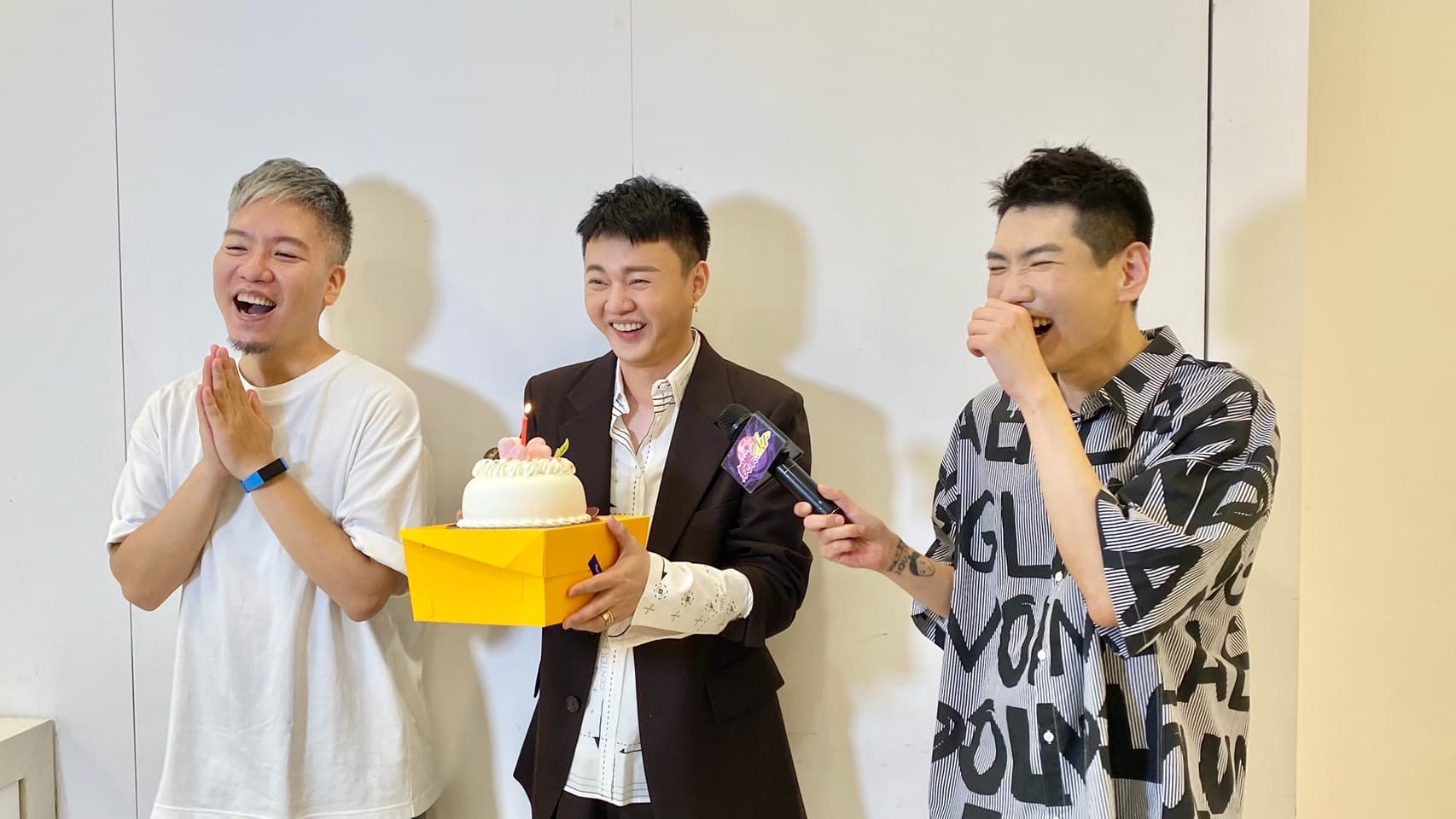 《娛樂超skr》在許富凱生日當天,送上翻糖蛋糕,讓許富凱感動不已。(民視提供)