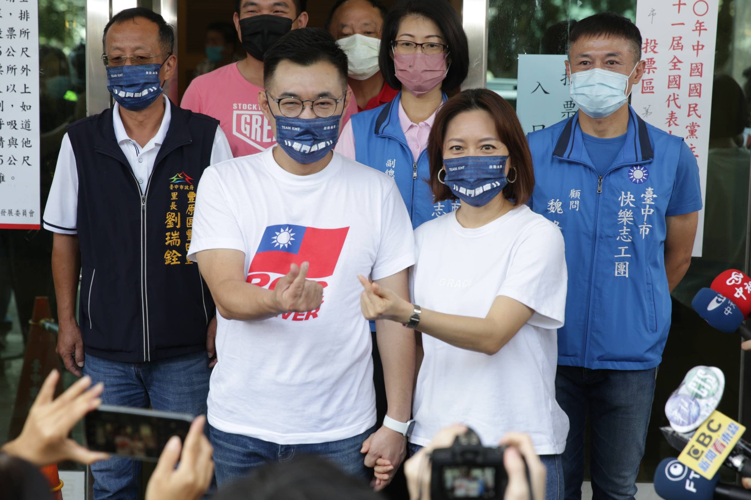江啟臣與夫人今天上午來到台中豐原的投票所,投下黨主席改選的選票。