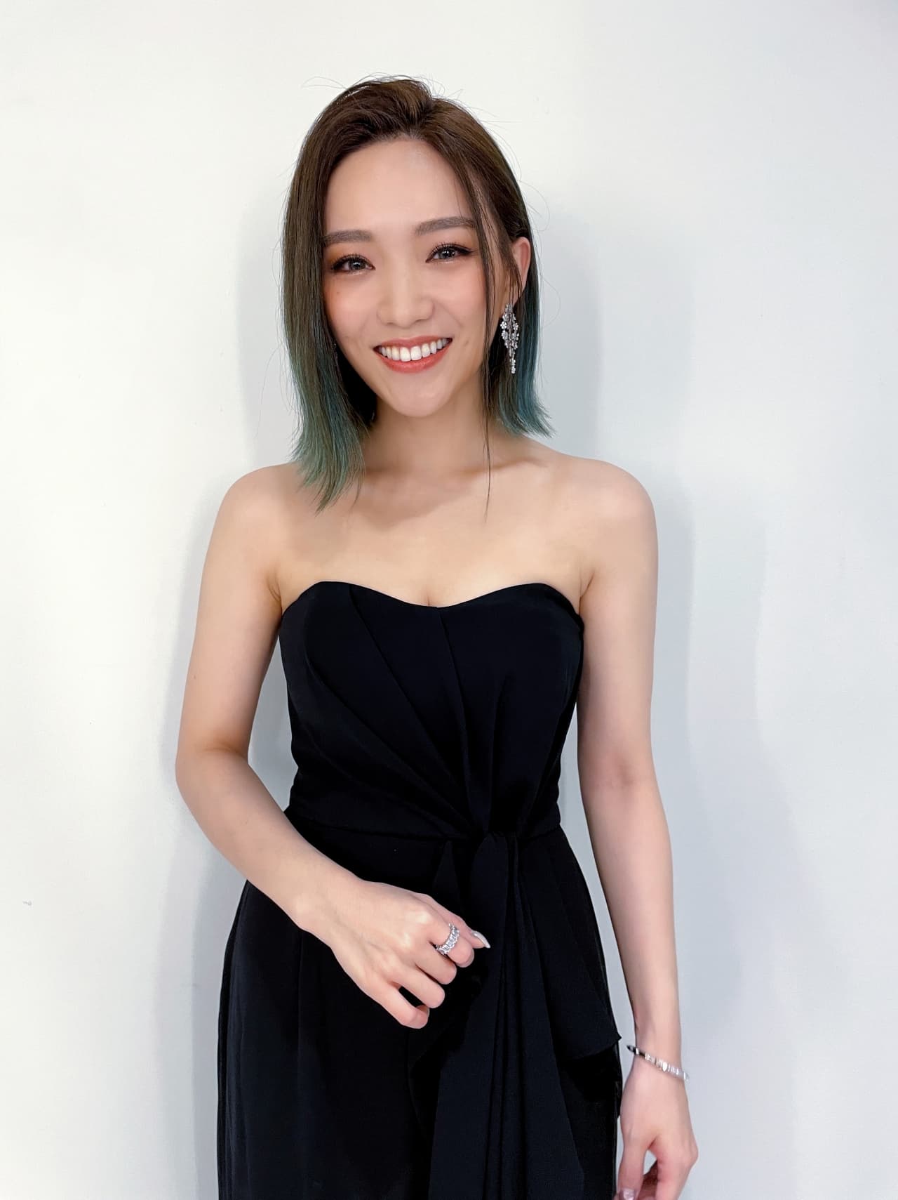 不諳日文的閻奕格花了一整個禮拜背日文歌詞，還好最後演出順利沒有唱錯。（華研提供）