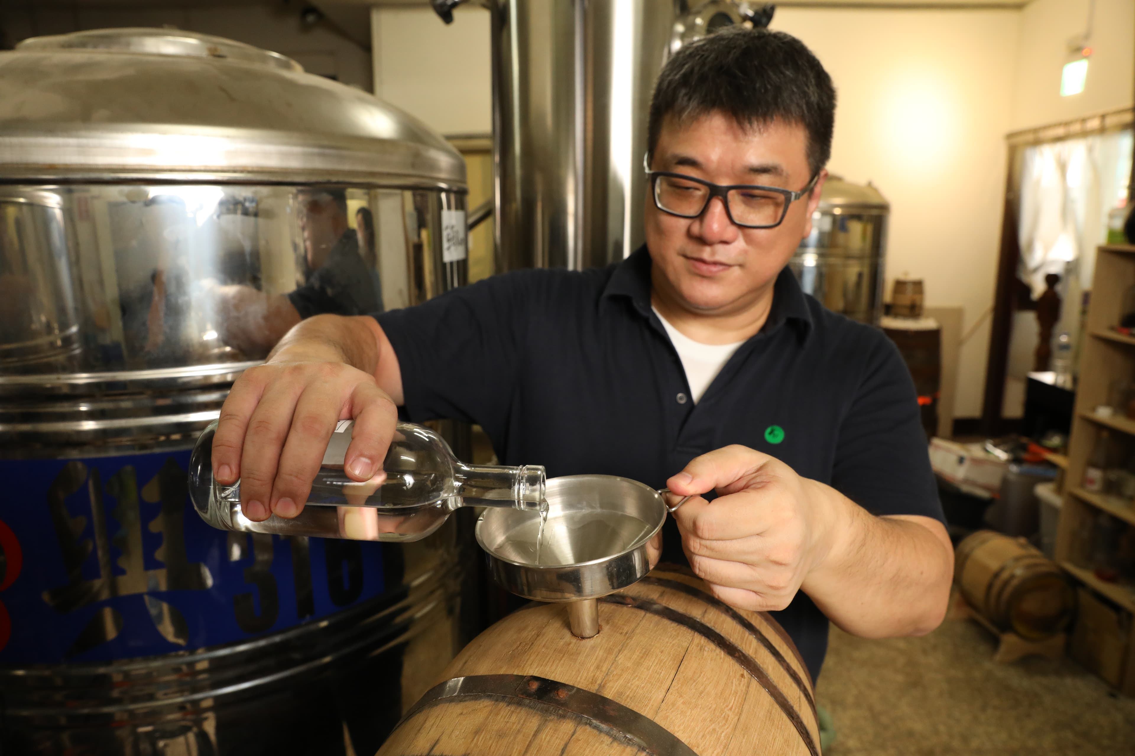 合力酒廠玩桶淋漓盡致，合力酒廠創辦人暨蒸餾師張佑任（Alex）把威士忌、琴酒、梅酒全都過桶熟陳，形塑酒廠專屬氣味。