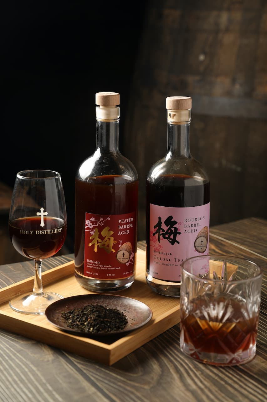 以烏龍茶燒酎加信義鄉梅子，經波本橡木桶中熟成的「Hallelujah波本梅酒」（右，600元／瓶）清爽均衡；帶煙燻感的「泥煤桶梅酒」（左，850元／瓶）融合茶香、桂圓香，具辨識度有個性。