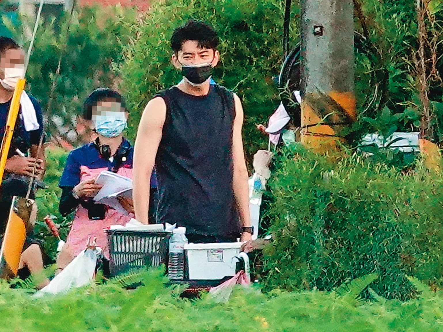 16：28 同劇男主角李程彬一身黑衣現身片場。