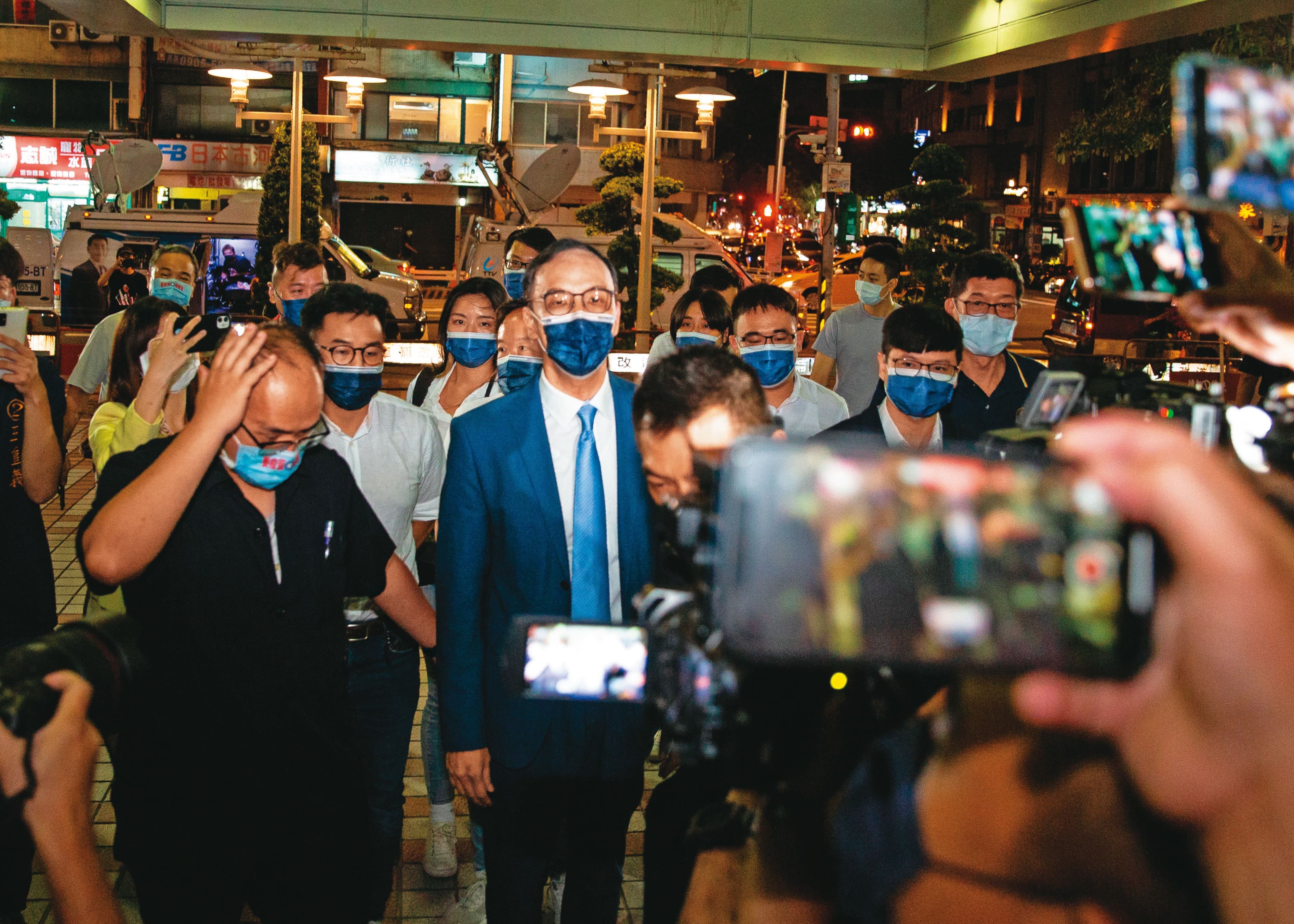 朱立倫25日晚間赴黨中央宣布正式當選黨主席,但未過半的得票率,似乎讓他臉上沒有太多喜悅。