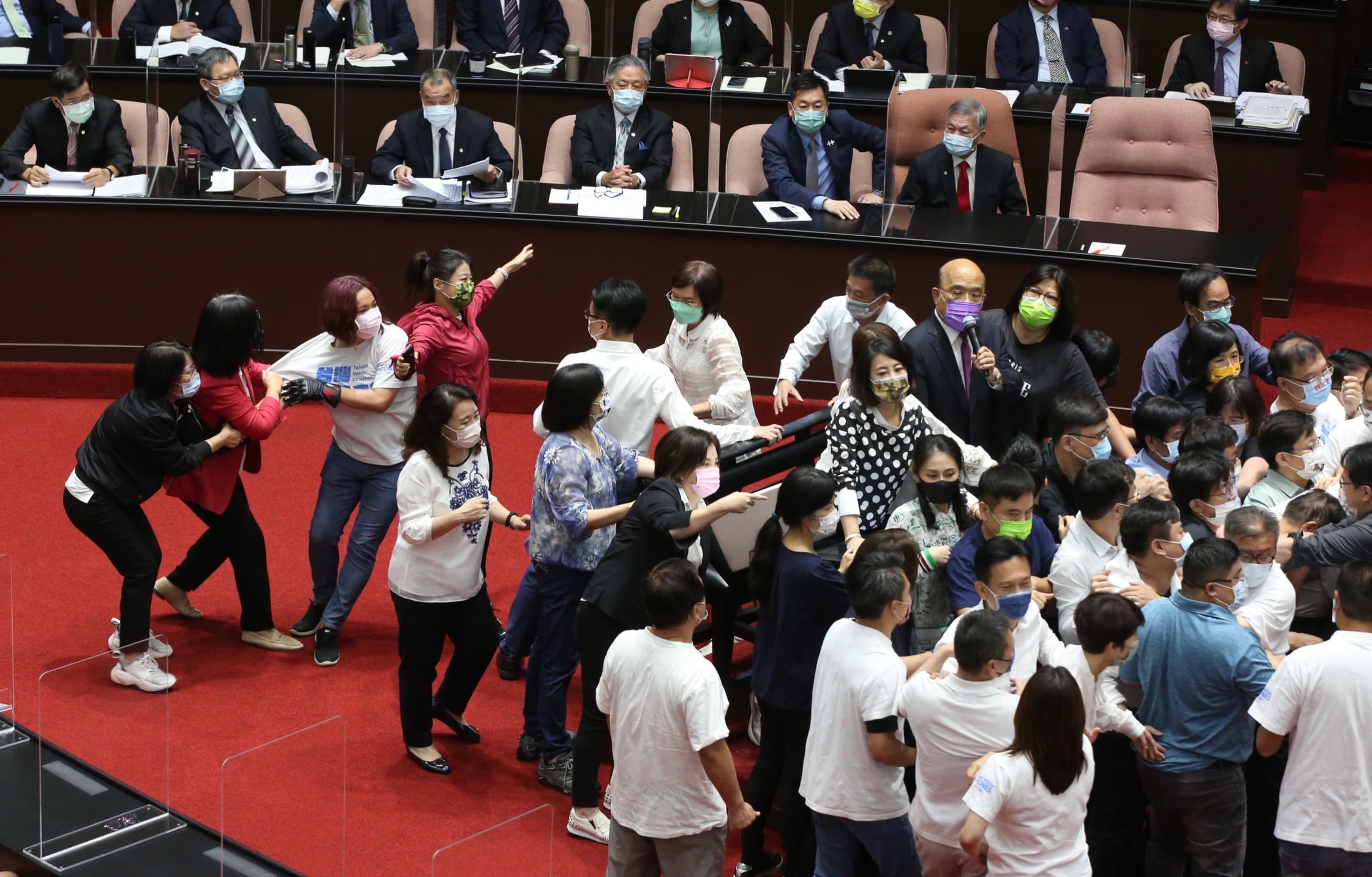 在立法院中,國民黨為了佔領發言台行動杯葛,與民進黨發生衝突。