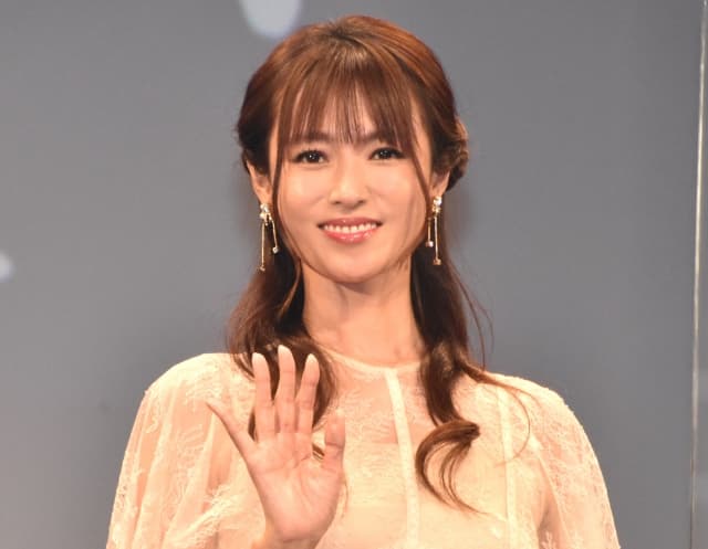 深田恭子昨出席電影宣傳活動,明顯消瘦且氣色並未完全恢復正常。(網路圖片)