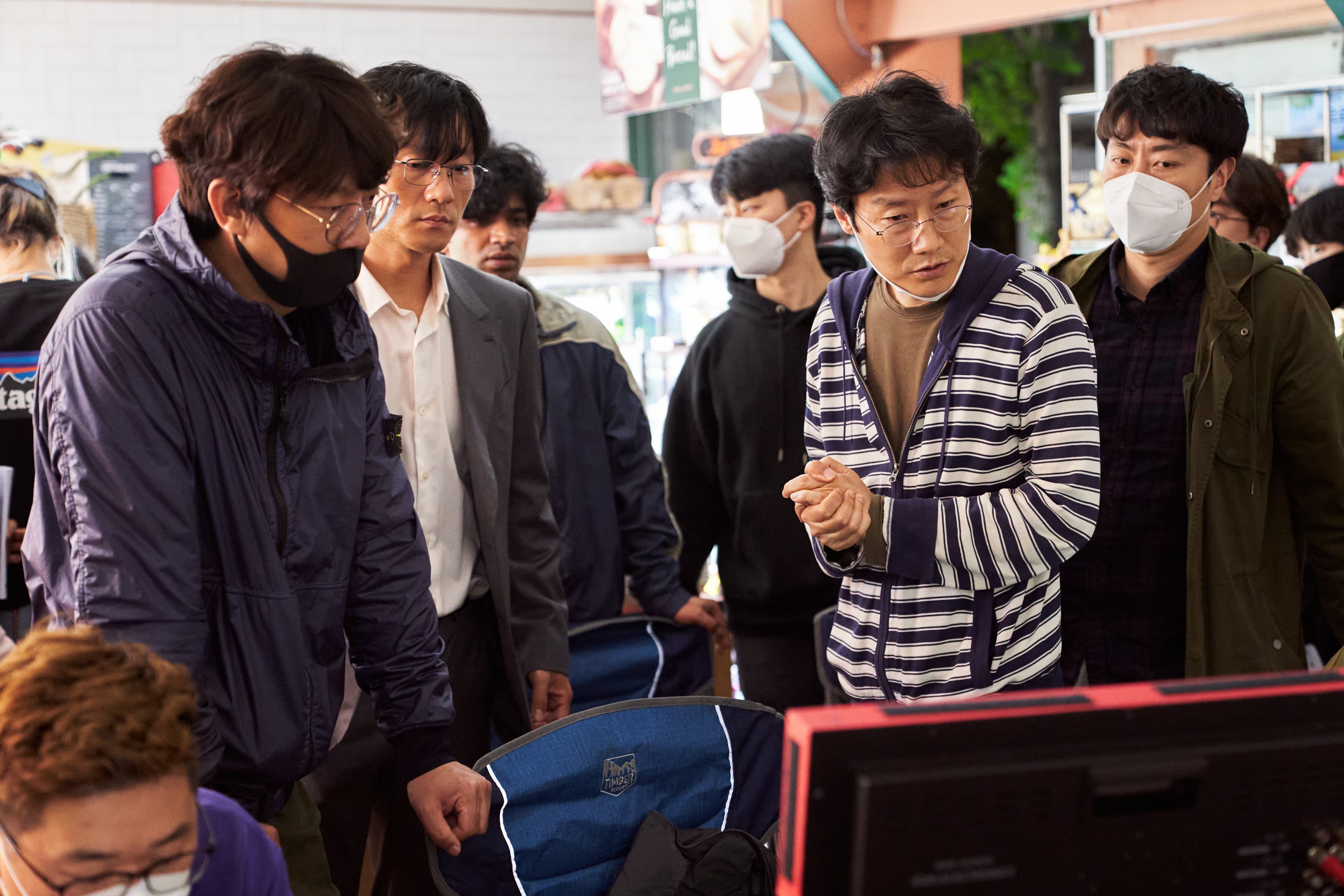 黃東赫(右二)針對《魷魚遊戲》播出後的電話號碼使用爭議道歉。(Netflix提供)