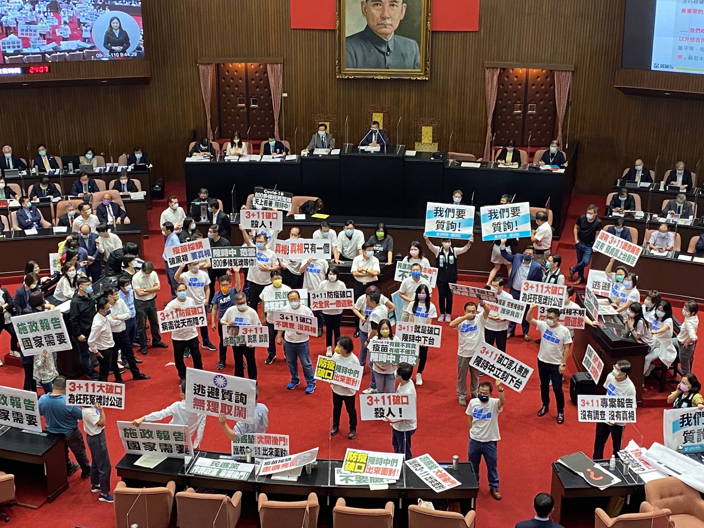 在藍綠混戰中，民眾黨立委夾縫中要求「我們要質詢」。